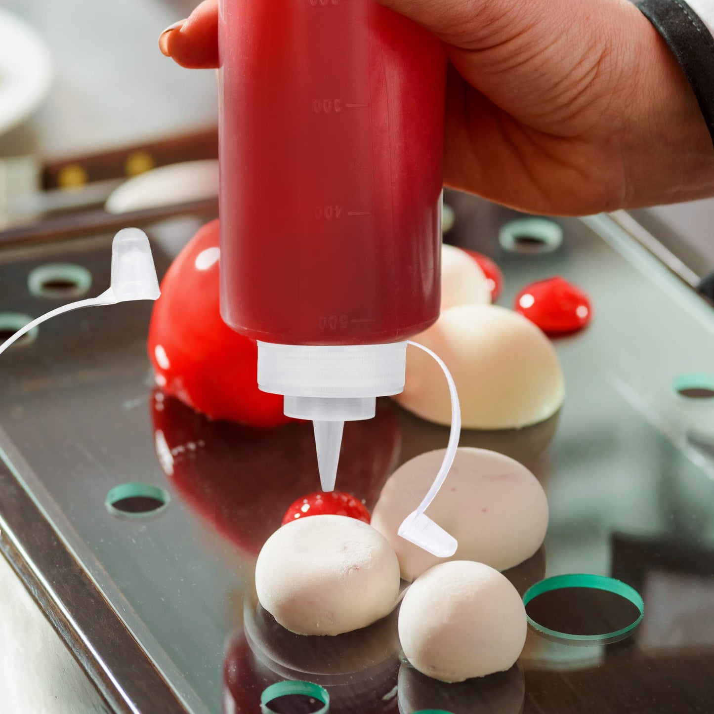 MATANA 4 Große Quetschflaschen aus Kunststoff mit Kappen, 500ml - Squeeze Flaschen - Gewürze, Saucen, Ketchup, Dressings, Olivenöl – BPA-Frei & Spülmaschinenfest