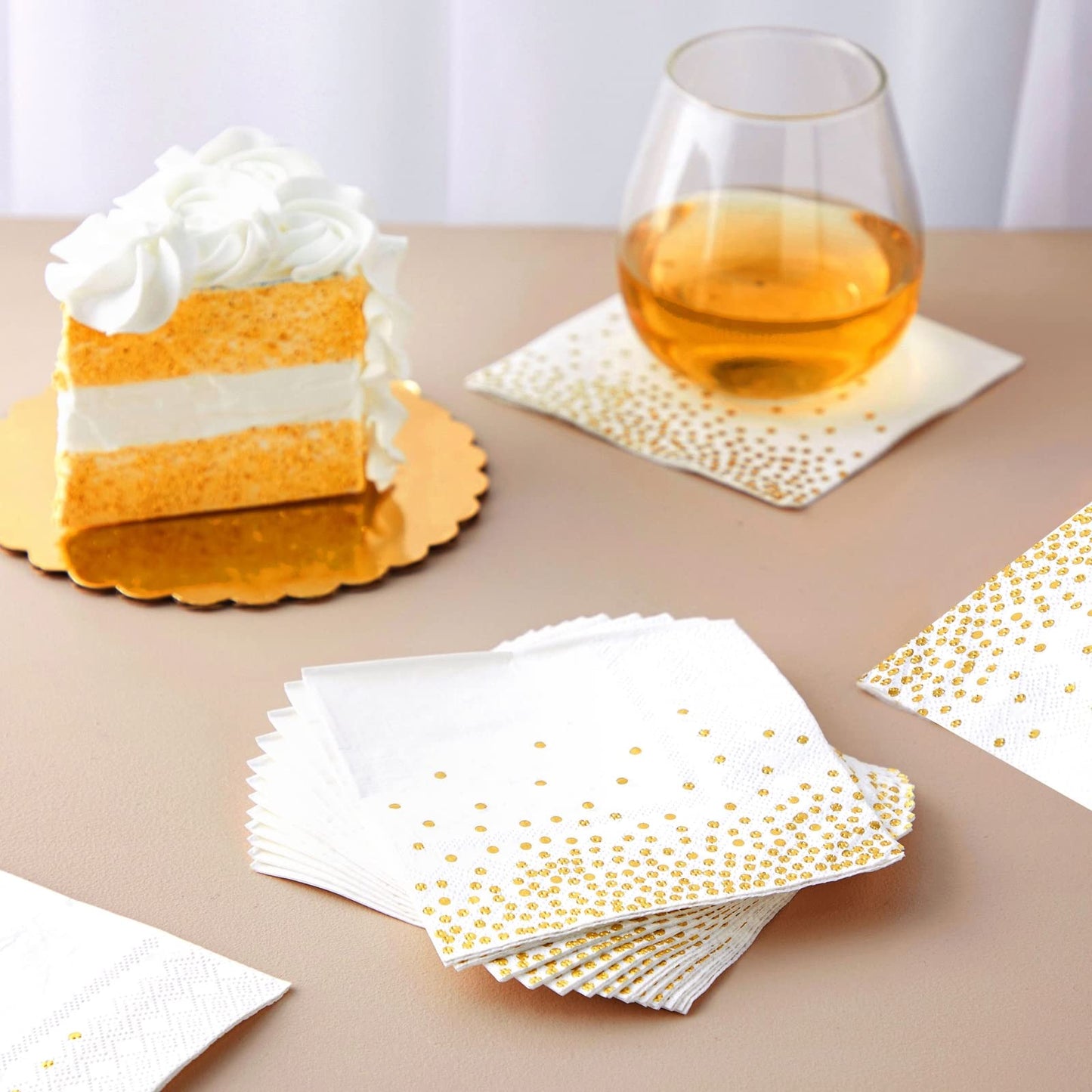 Juvale Einweg-Papierservietten (Set, 100 Stück) - 3-Lagig, Cocktailservietten - Für Partys, Feste - Weiß/Goldfarbenes Konfetti, 12,7 x 12,7 cm
