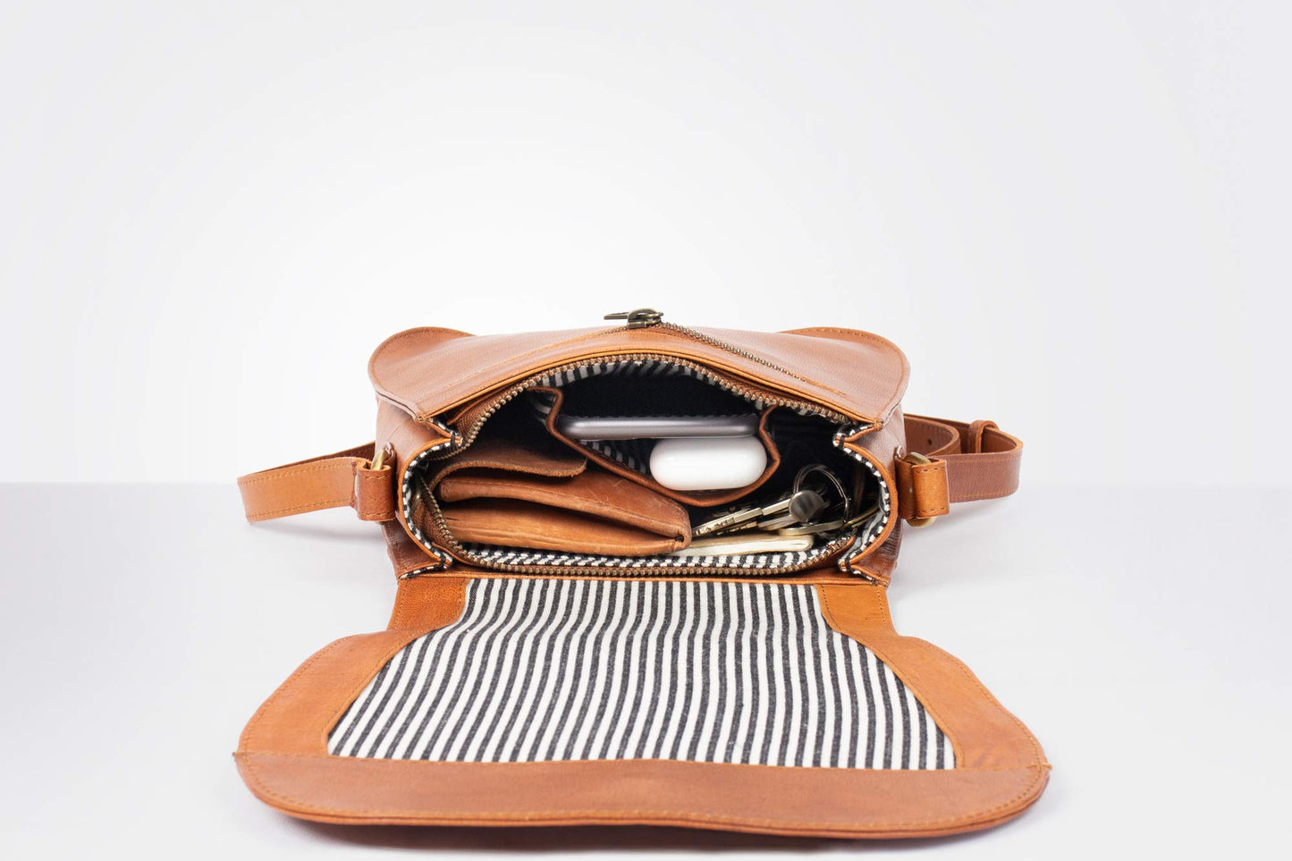 Holzrichter Berlin Umhängetasche No 5-1 (M) - Vintage Hobo Leder-Handtasche & Schultertasche, Damen & Herren - Cognac-Braun
