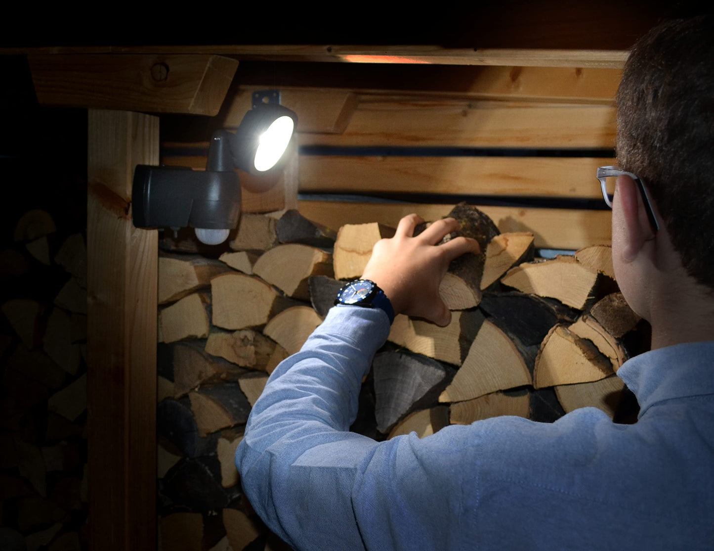 Brennenstuhl Batterie LED Strahler LUFOS/Kabelloser LED Außen-Strahler mit Batterie und Bewegungsmelder (Fluter batteriebetrieben mit 4 hochwertigen Marken LEDs, 210 Lumen, für außen IP44)