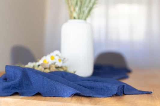 100%Mosel Musselin Dekostoff, in Classic Blue (48 cm x 5 m), 66 g/m², sehr dünner Tischläufer, zarte Tischdeko für Geburtstage & Hochzeiten, Tischband als Bunte Dekoration zu besonderen Anlässen