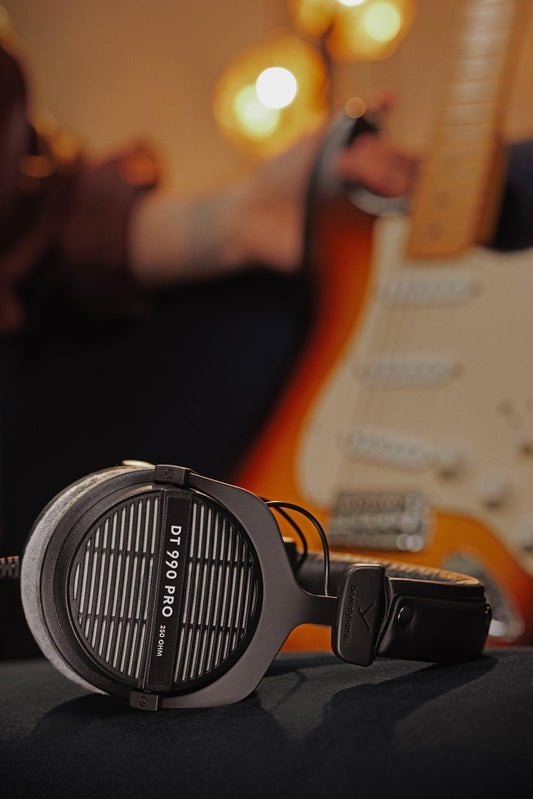 beyerdynamic DT 990 PRO einseitig kabelgebundener Over-Ear-Studiokopfhörer für Mixing, Mastering und Editing mit 250 Ohm. Made in Germany
