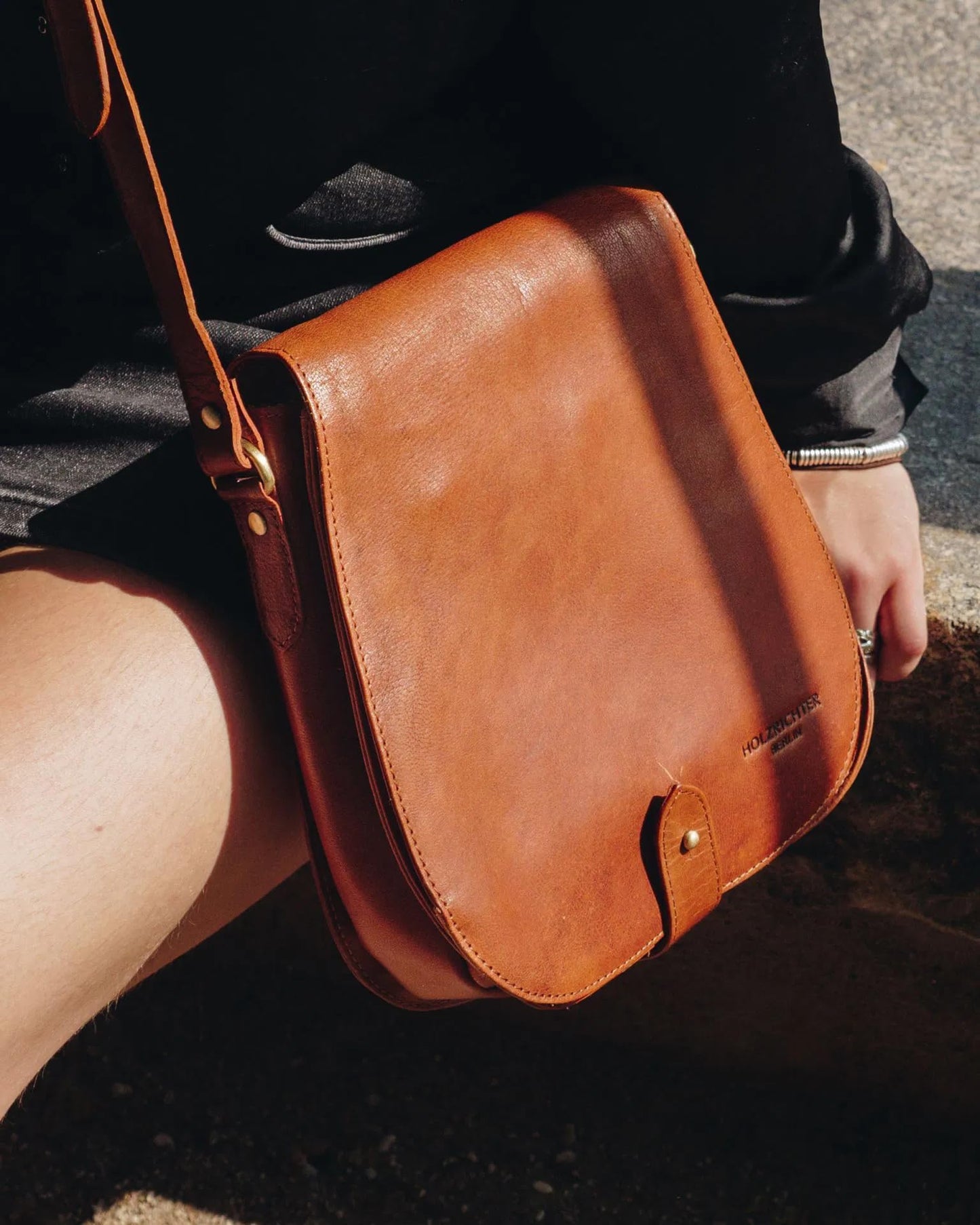 Holzrichter Berlin Umhängetasche No 5-1 (M) - Vintage Hobo Leder-Handtasche & Schultertasche, Damen & Herren - Cognac-Braun