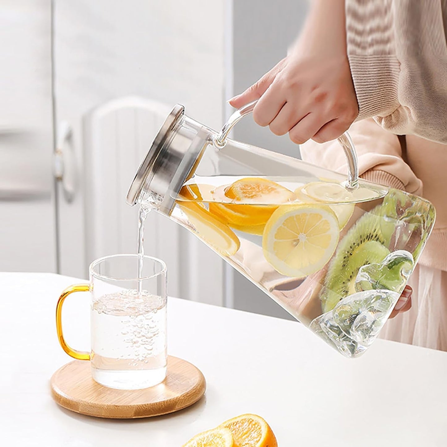WUWEOT 2 Liter Glaskaraffe Wasserkaraffe mit Edelstahl Deckel und Ausgießer Karaffe aus Glas Wasserkrug Saftkrug Getränkekrug für Hausgemachte Getränke Wasser Milch Kaffee Wein Eistee Saft