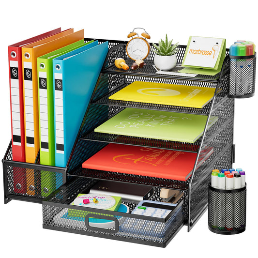Schwarzer Marbrasse 5-stöckiger Schreibtisch-Organizer mit Schiebetabletts, Stifthaltern und Schublade, gefüllt mit Papieren und Bürozubehör, platziert auf einem modernen Schreibtisch für organisiertes Heimbüro.