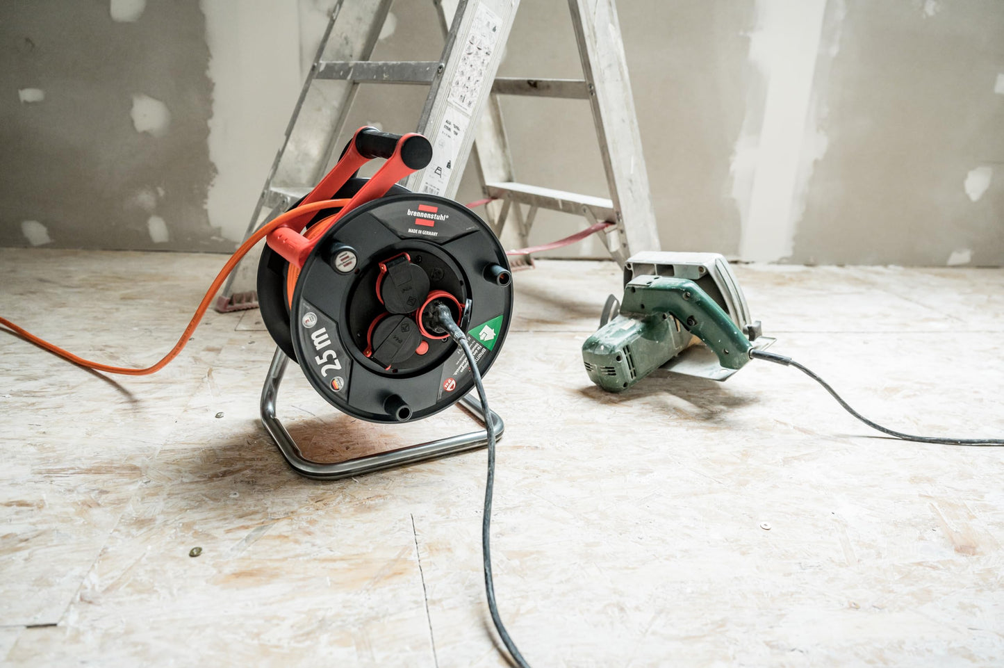 Brennenstuhl Garant V2 IP44 Kabeltrommel 25m outdoor (Made in Germany, 3 Schutzkontakt-Steckdosen, Überhitzungsschutz, kurzfristiger Einsatz im Außenbereich)