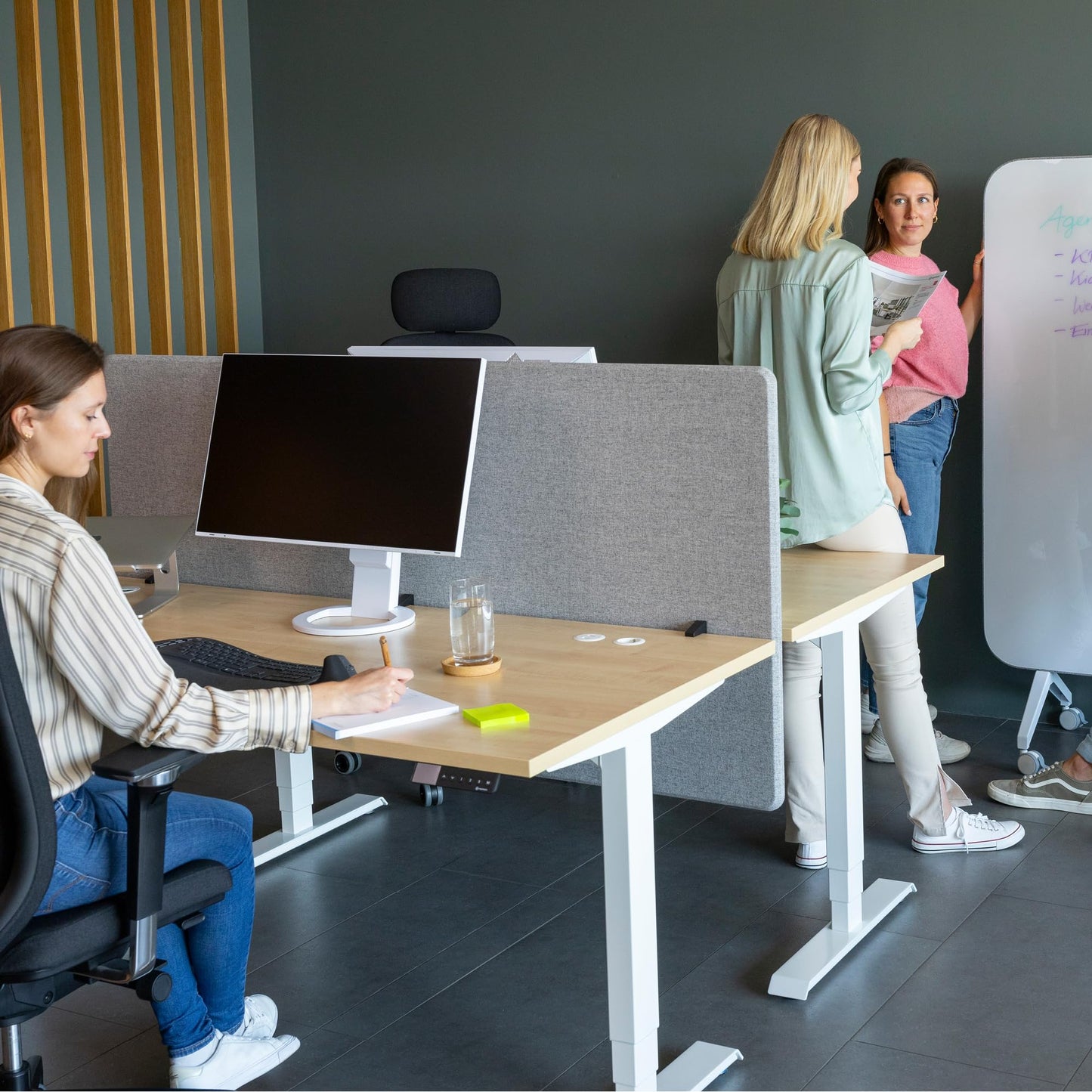 Ergotopia Akustik Trennwand Schreibtisch (120 x 80 x 2,8 cm), Verstellbarer Sichtschutz für Büro | Fokus Tischtrennwand in grau, Schallschutz Raumtrenner mit Klemmen, Schreibtisch Akustikwand