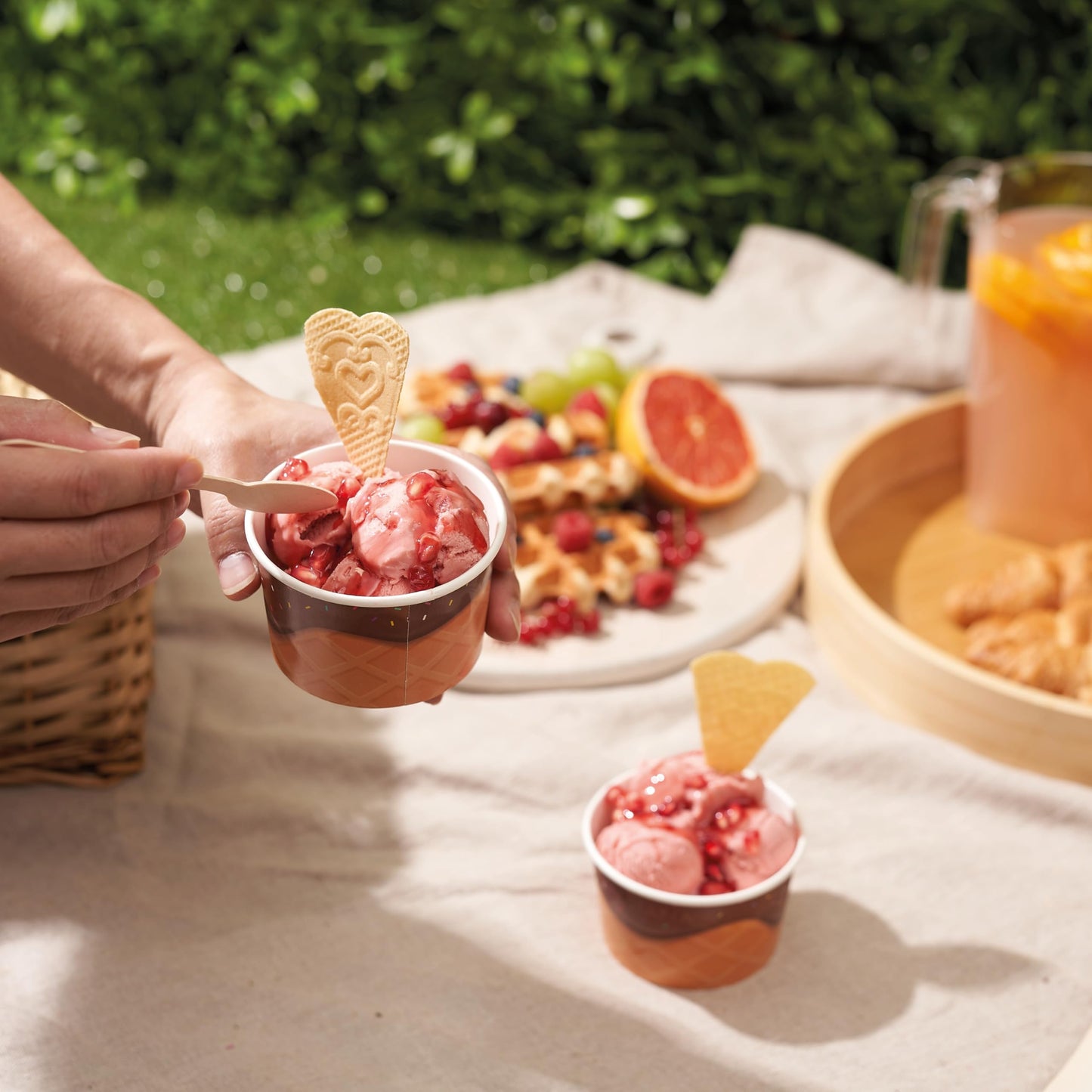 MATANA 50 Eisbecher aus Pappe für Partys & Kindergeburtstags (240ml) - Eiswaffel Design - Waffelbecher, Eisschalen, Dessertschalen Einweg, Eisbecher Waffel, Eis Pappbecher
