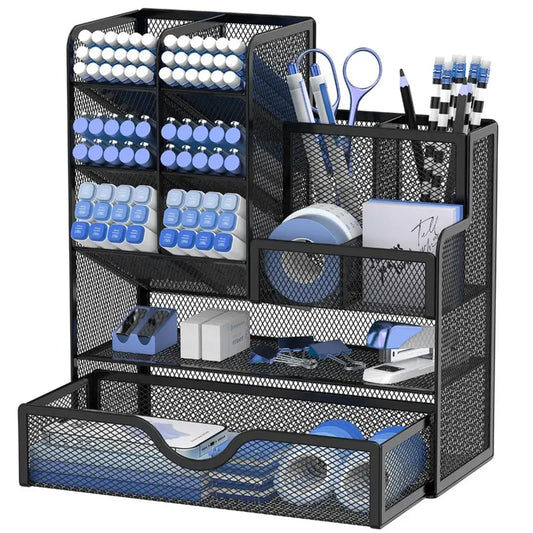 Schwarzer Vikmyer Mesh Schreibtisch-Organizer mit Schublade, gefüllt mit Stiften und Bürozubehör, stilvoll platziert auf einem modernen Schreibtisch für Büro oder Homeoffice.