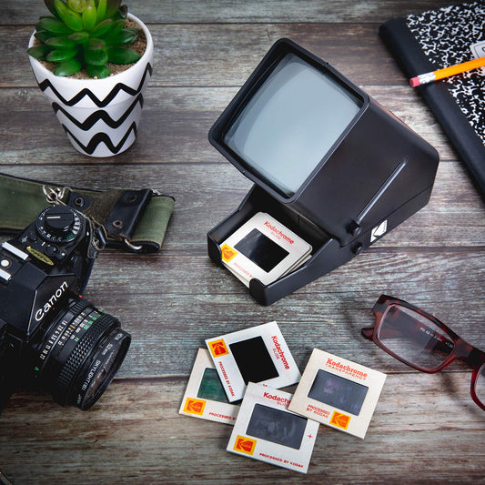 KODAK 35-mm-Diaprojektor und Filmbetrachtungsgerät – Batteriebetrieb, 3-fache Vergrößerung, LED-beleuchtete Anzeige – für 35-mm-Dias und Filmnegative