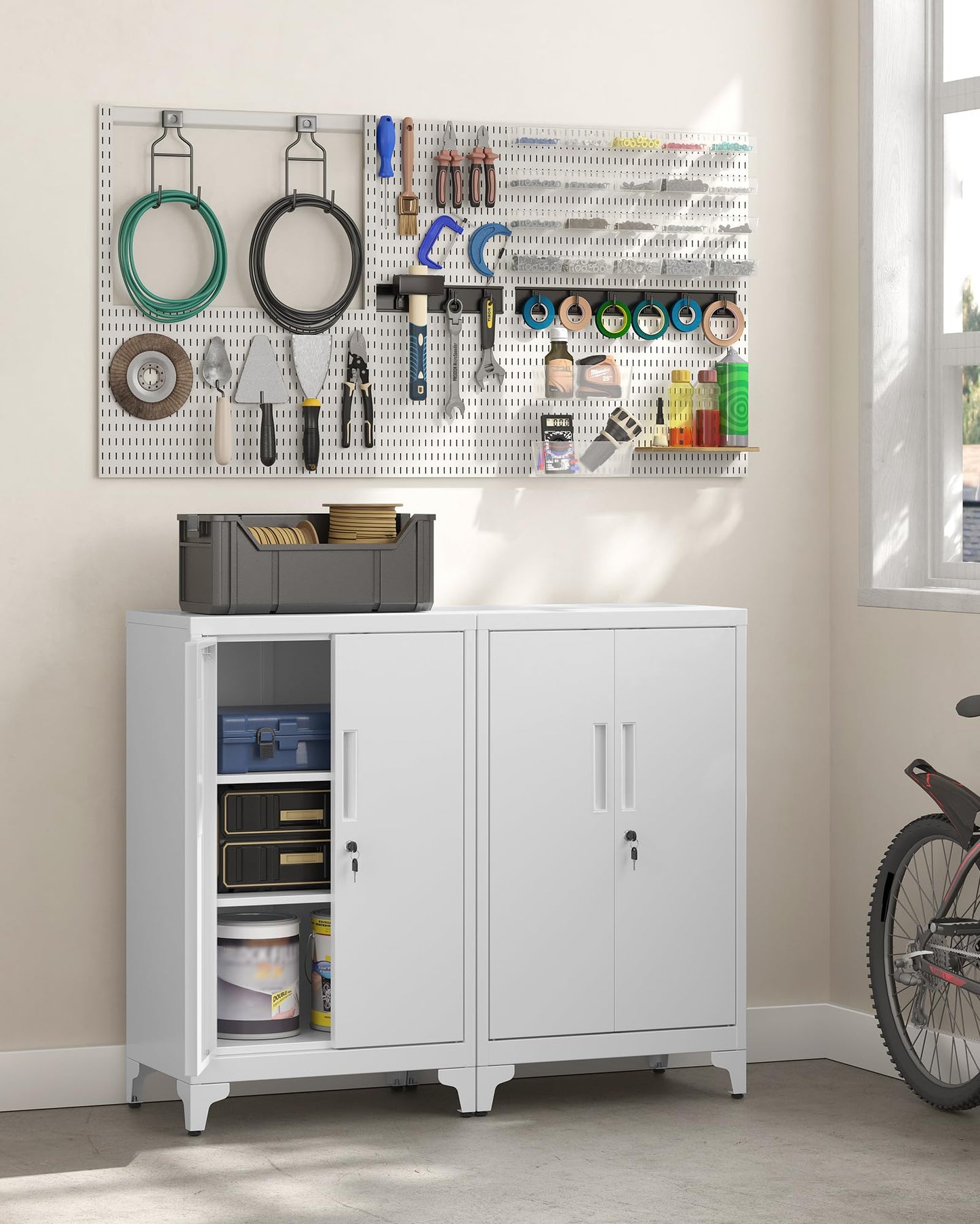 SONGMICS Aktenschrank, Mehrzweckschrank, Büroschrank mit 2 Türen, Schrank abschließbar, Aufbewahrungsschrank aus Stahl, für Arbeitszimmer, Wohnzimmer, mattgrau OMC012G01