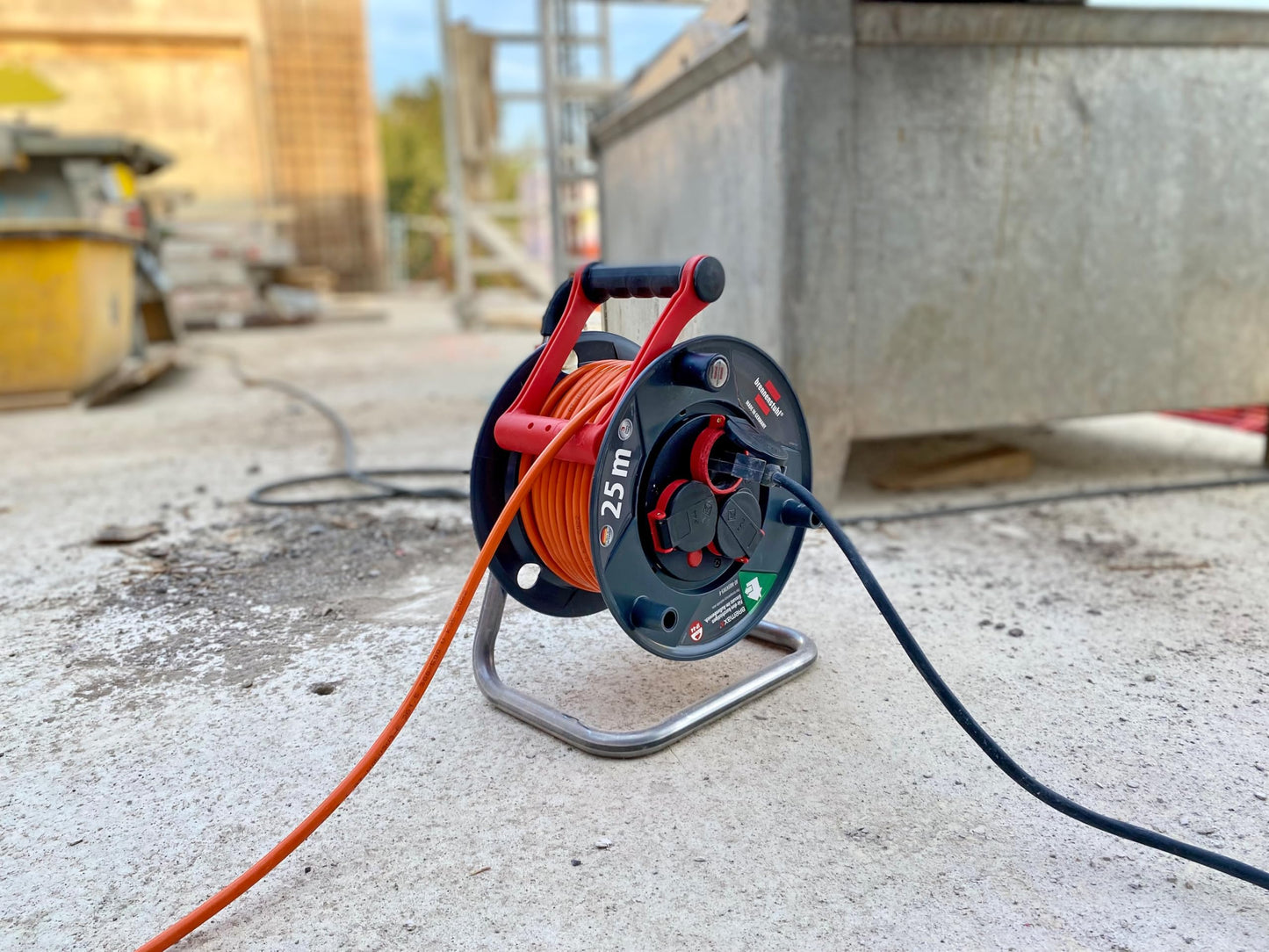 Brennenstuhl Garant V2 IP44 Kabeltrommel 25m outdoor (Made in Germany, 3 Schutzkontakt-Steckdosen, Überhitzungsschutz, kurzfristiger Einsatz im Außenbereich)