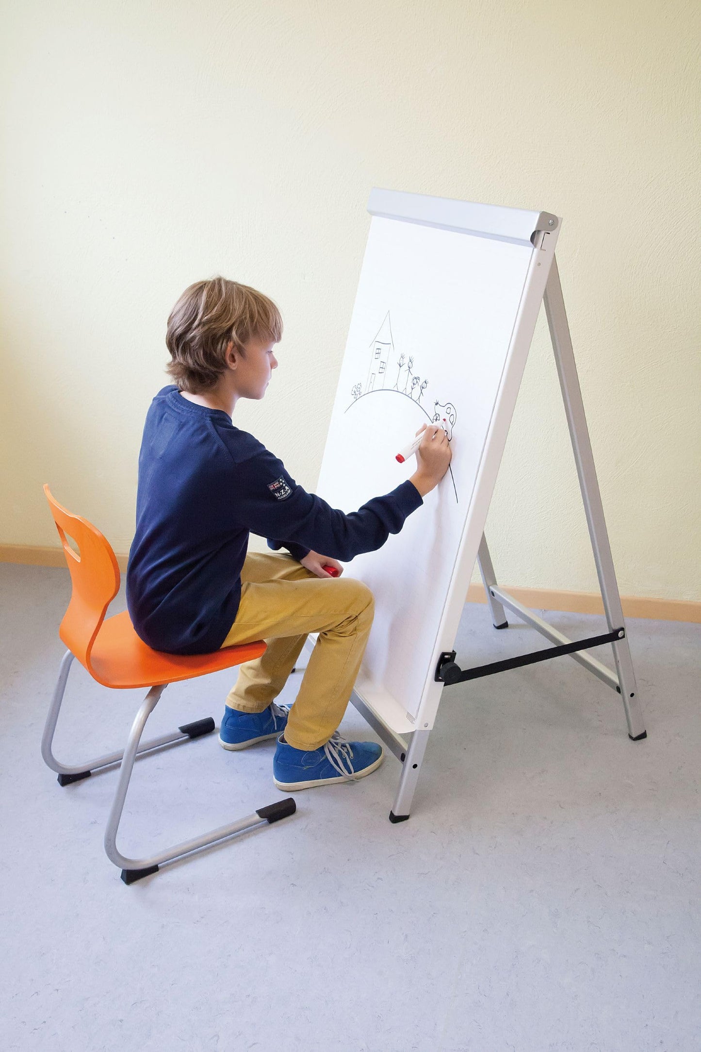 MAUL Flipchart MAULoffice 70 x 100 cm | Stabile Magnettafel mit Vierbein Gestell | Höhenverstellbar | Geeignet für Papier in verschiedenen Formaten | Mit Ablage für Marker und Stifte | Grau