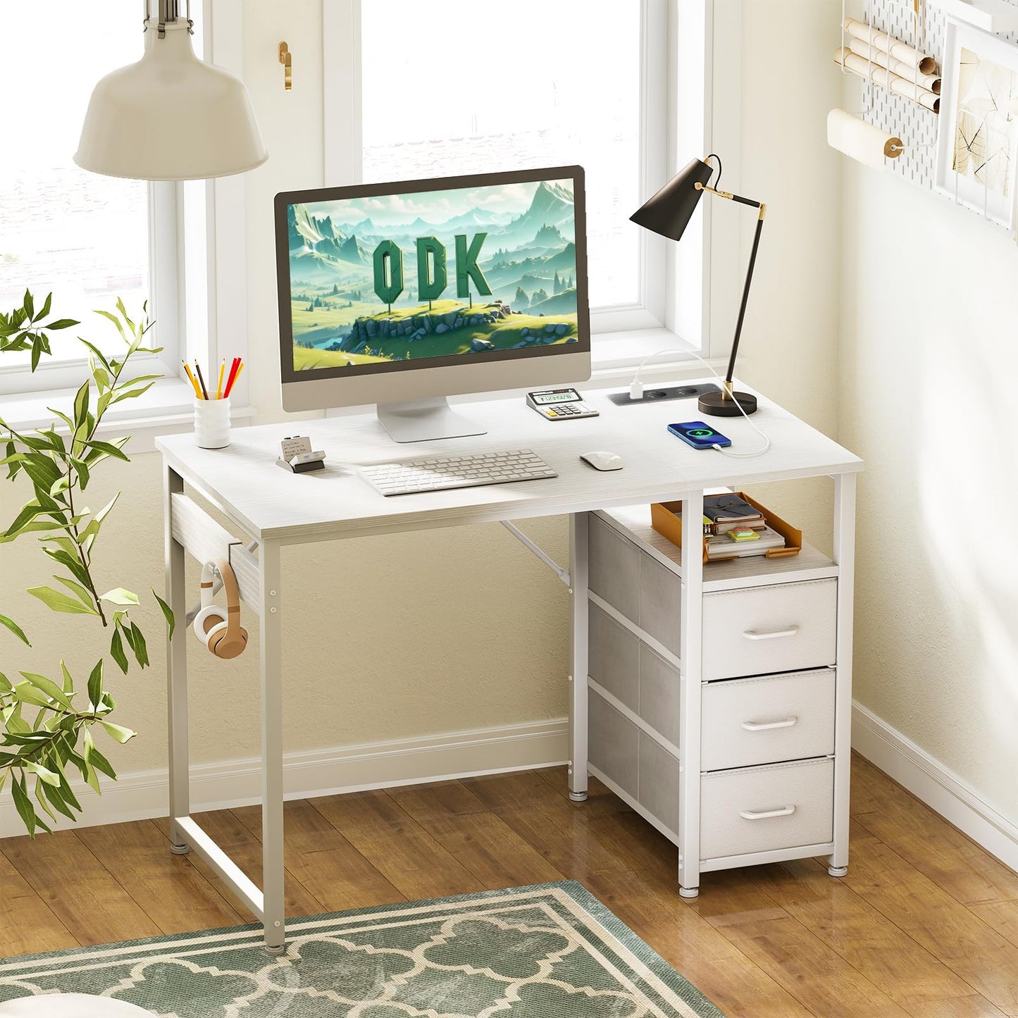 ODK Kleiner Schreibtisch mit 3 Schubladen aus Stoff, Computertisch mit 2 Steckdosen und USB-Anschlüssen, Umkehrbarer PC-Schreibtisch Bürotisch für kleines Home Office(Weiß, 100x48x75,5 cm)