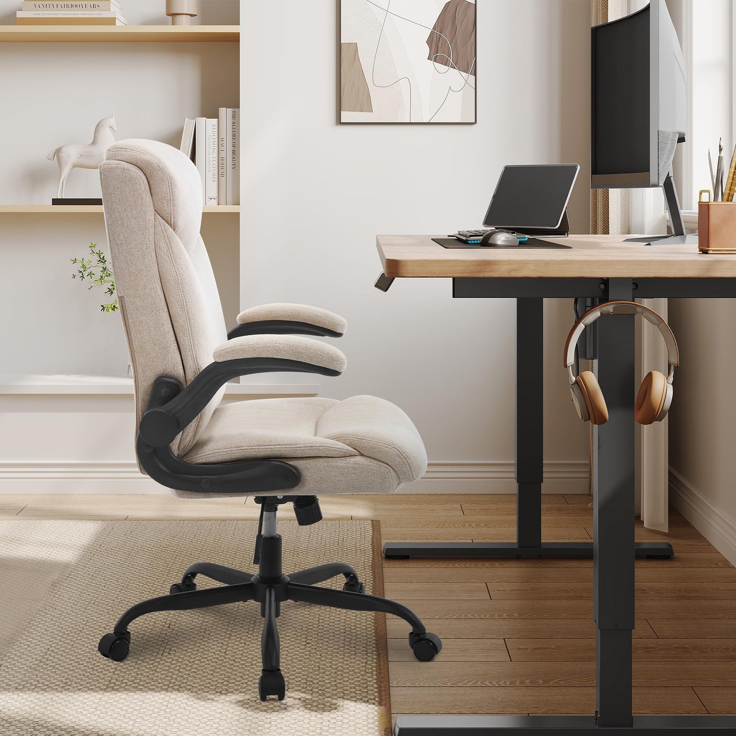 eSituro Bürostuhl ergonomisch, Schreibtischstuhl, Chefsessel 150 kg, Drehstuhl mit Rollen, hochklappbare Armlehnen, Sitzfläche aus Stoff, Beige