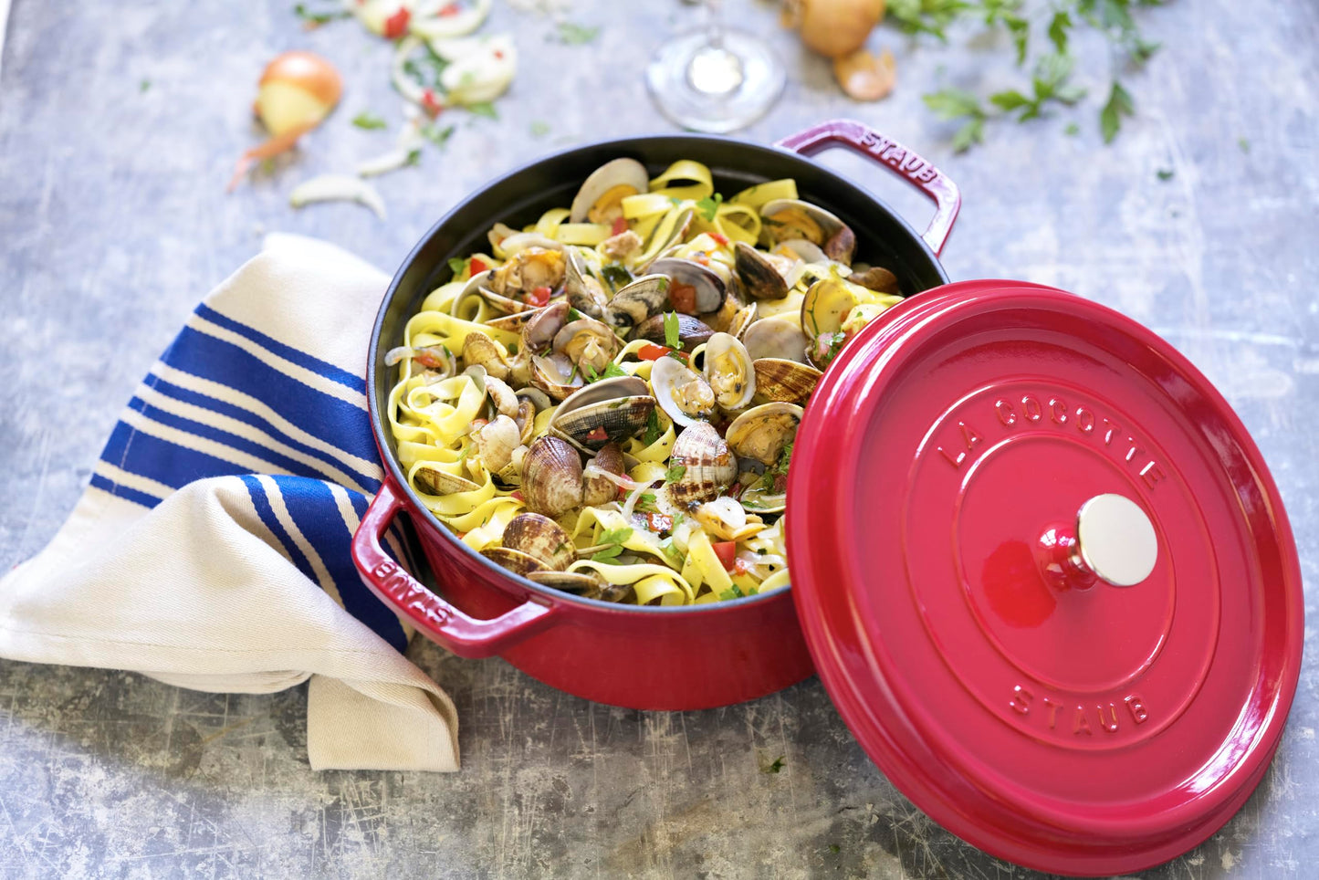 STAUB Gusseisen Bräter/Cocotte, Rund 24 cm, 3,7 L, Aromaregen Funktion für optimale Befeuchtung, Für alle Herdarten inkl. Induktion & Backofen, Kirschrot