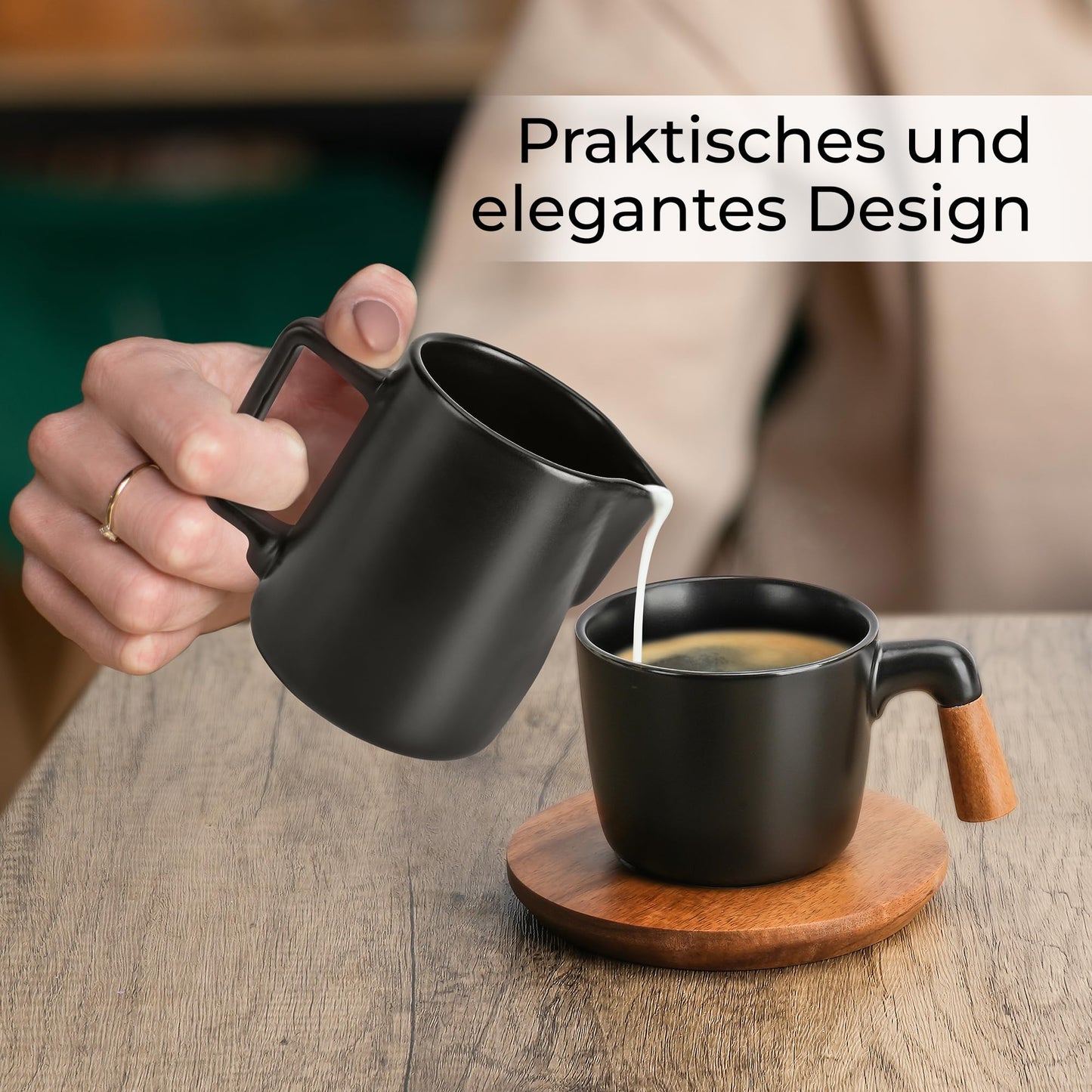 MIAMIO - Milch und Zucker Set mit Deckel und Löffel/Keramik Milchkännchen mit Holz Tablett - Mikrowellen- und Spülmaschinenfest (Schwarz)