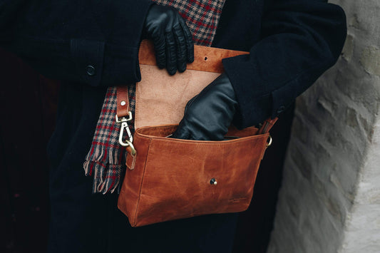 Holzrichter Berlin Umhängetasche (M) - Hochwertige Handtasche & Schultertasche für Damen aus echtem Leder - Cognac