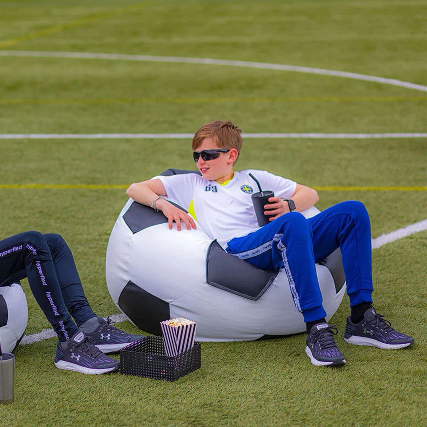 Ecopuf Fußball Sitzsack L für Kinder & Erwachsene – aus Kunstleder mit EPS-Perlenfüllung, bequemes Gaming-Sitzkissen mit reißfesten Nähten, Bean Bag für Fußballfans