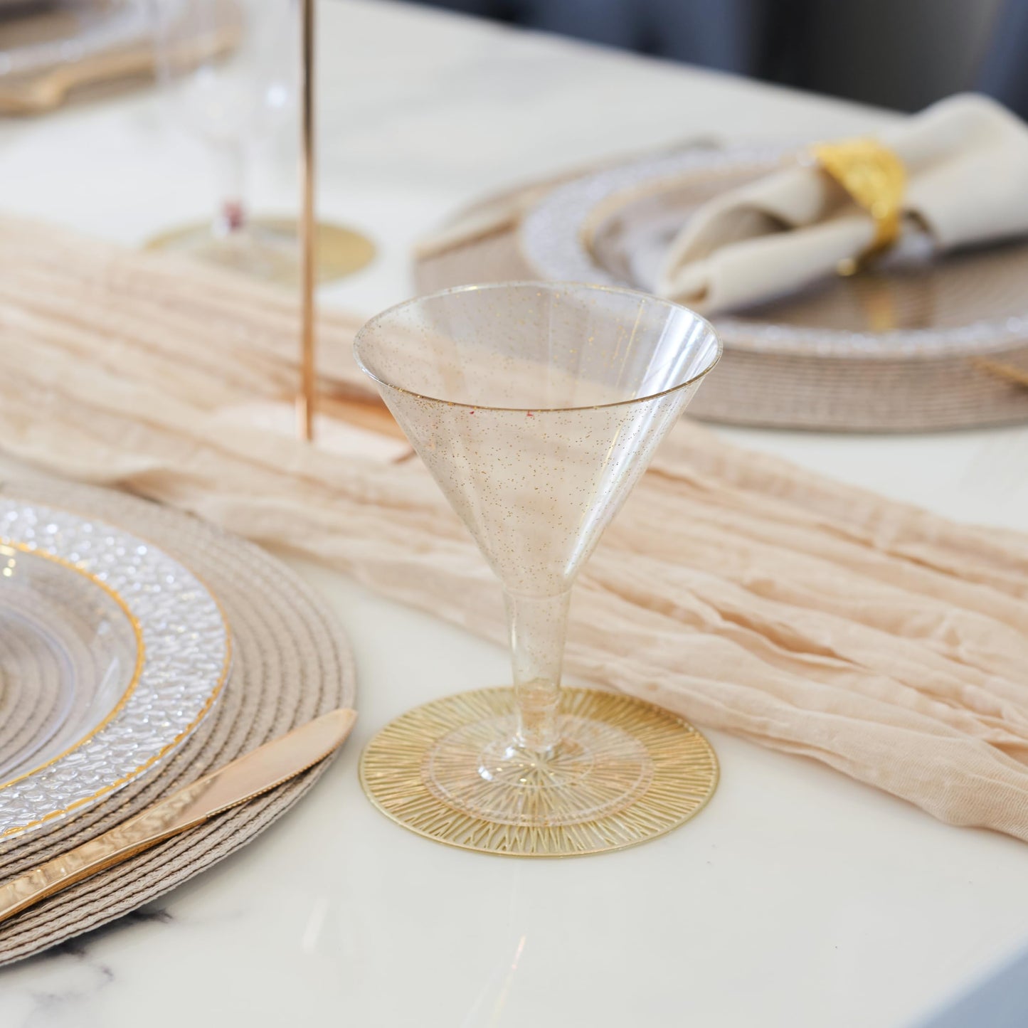 MATANA 48 Plastik Cocktailgläser mit Goldglitter, Martini Gläser Kunststoff, 210ml - Mehrweg Plastikbecher - Margarita Gläser, Cocktail Becher für Partys, Geburtstagen, Hochzeiten