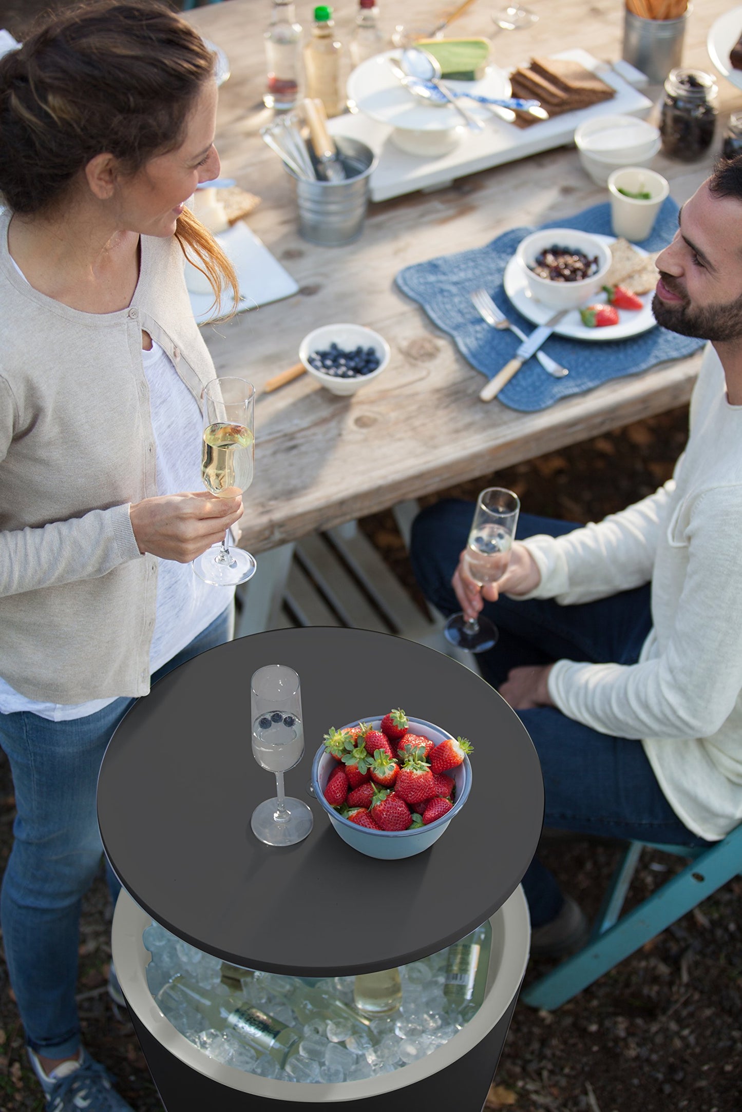 Keter Cool Bar, grau/weiß, Cocktailtisch, Beistelltisch inklusive Kühlbox-Funktion, wetterfest, Platz für bis 42 Getränkedosen