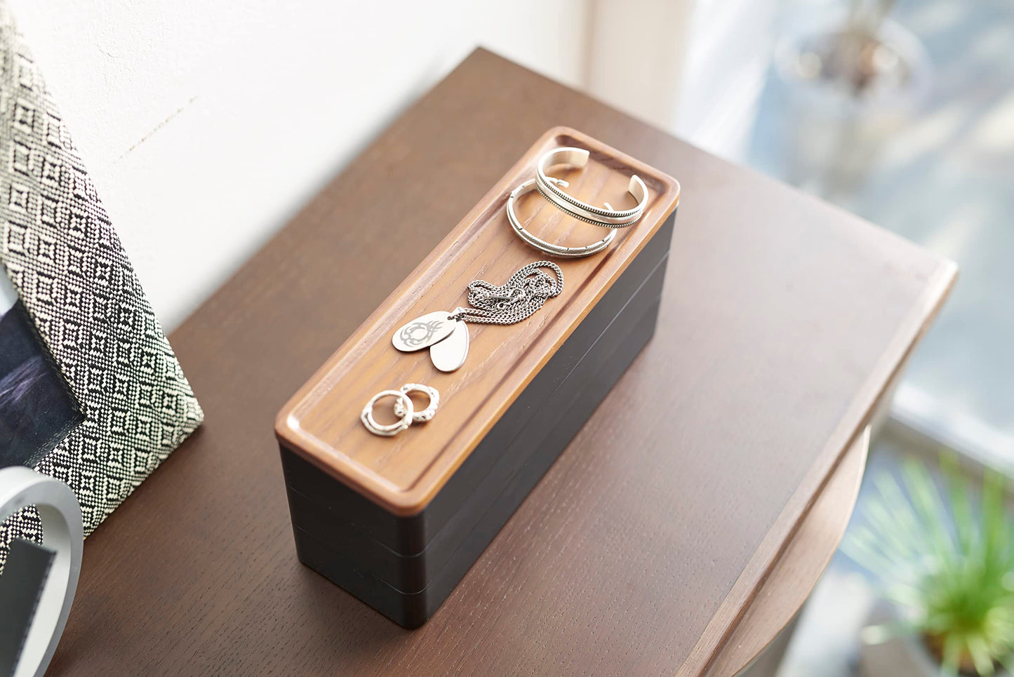 Yamazaki 5810 RIN 3-stöckige schmale Accessoirebox mit Deckel, schwarz, ABS-Harz/Holz, minimalistisch, 24 x 8 x 11.5 cm