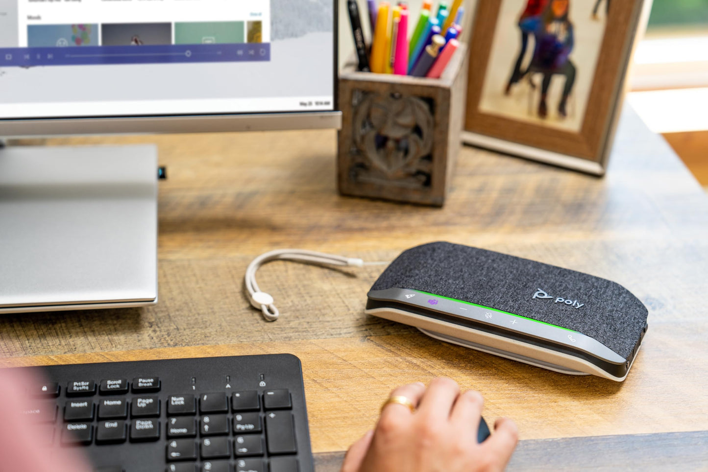 Poly Sync 20 Persönlicher, tragbarer Smart-Konferenzlautsprecher (Plantronics), USB-C, bis 20 Std Akkulaufzeit, Echo-/Rauschunterdrückung, Kompatibel: Teams (zertifiziert), Zoom, PC, Mobiltelefon