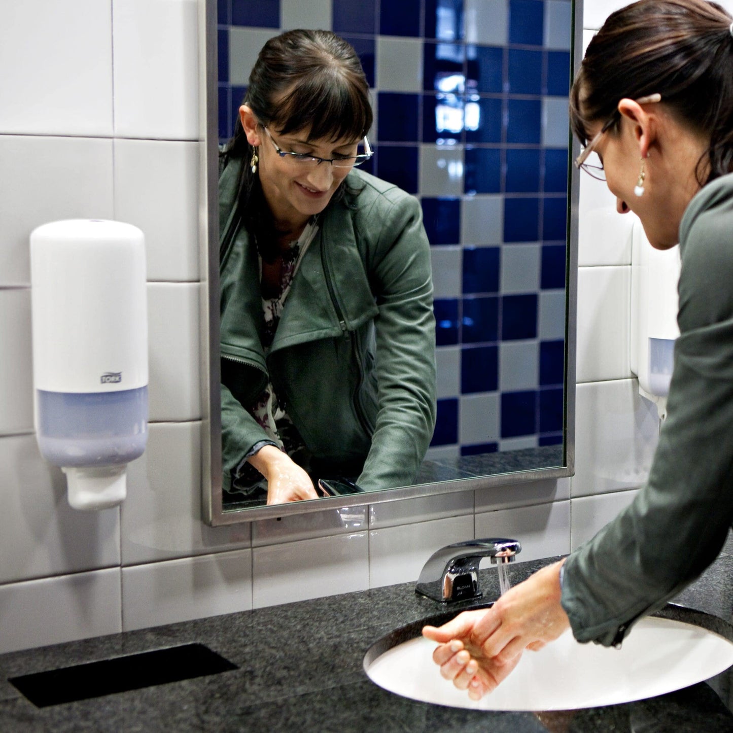 Tork Seifenspender Wandmontage für Flüssigseife, Sprayseife und Händedesinfektionsmittel Weiß S1/S11, wirtschaftlich, hygienisch, 560000