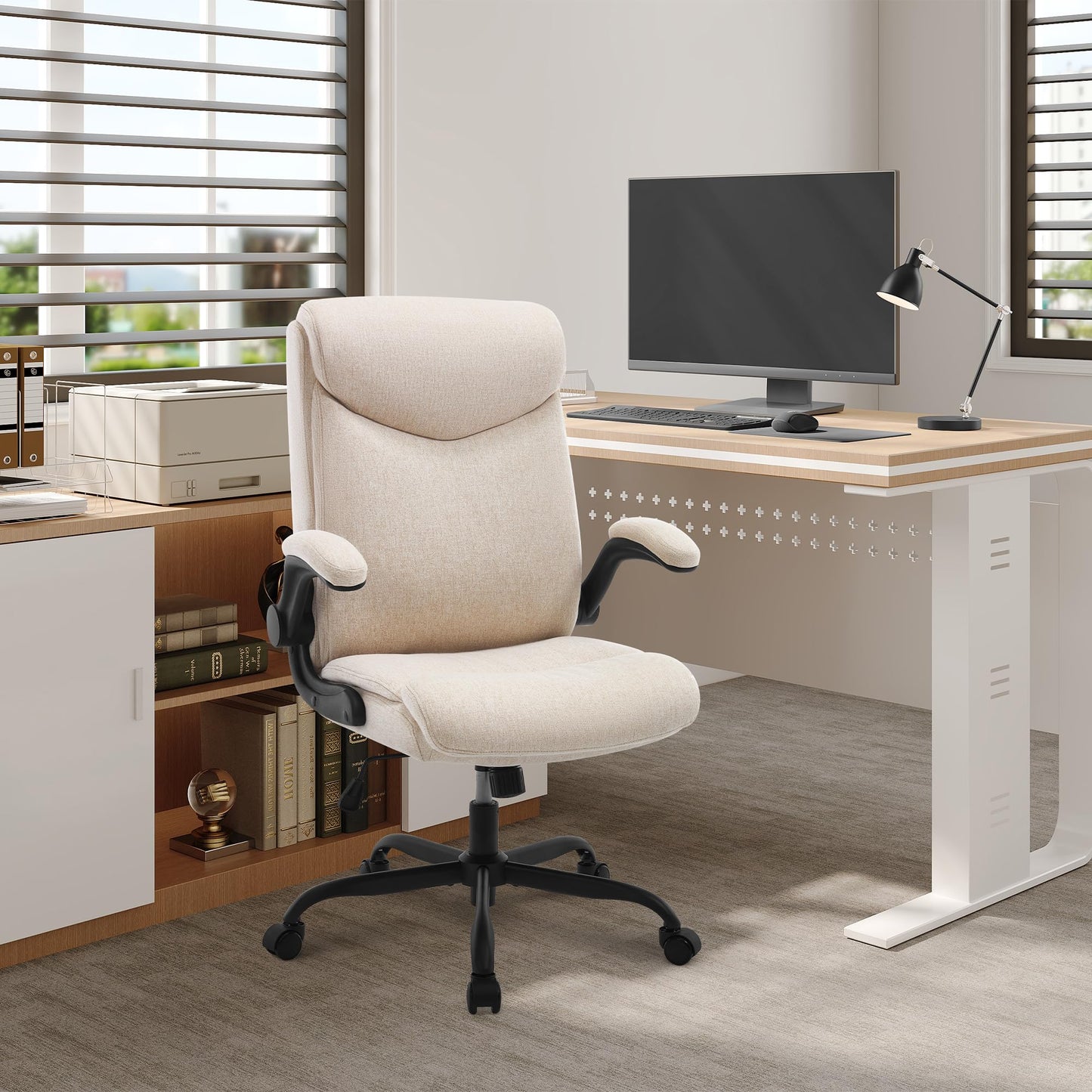 eSituro Bürostuhl ergonomisch, Schreibtischstuhl, Chefsessel 150 kg, Drehstuhl mit Rollen, hochklappbare Armlehnen, Sitzfläche aus Stoff, Beige