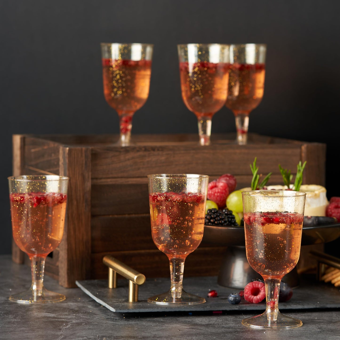 MATANA 50 Premium Weingläser Plastik mit Goldglitter, 180ml - Weingläser aus Kunststoff, Glitzer Weingläser, Cocktailgläser, Weinbecher, Plastikbecher für Hochzeiten, Partys - Stabil & Mehrweg