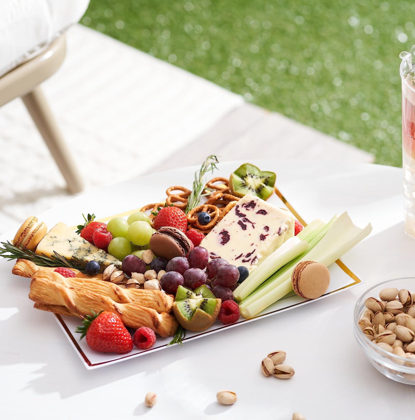 MATANA 6 Weiße Plastik Servierplatten mit Goldrand für Vorspeisen & Fingerfood - Catering, Buffets, Geburtstage, Hochzeiten & Partys - 30x 22 cm