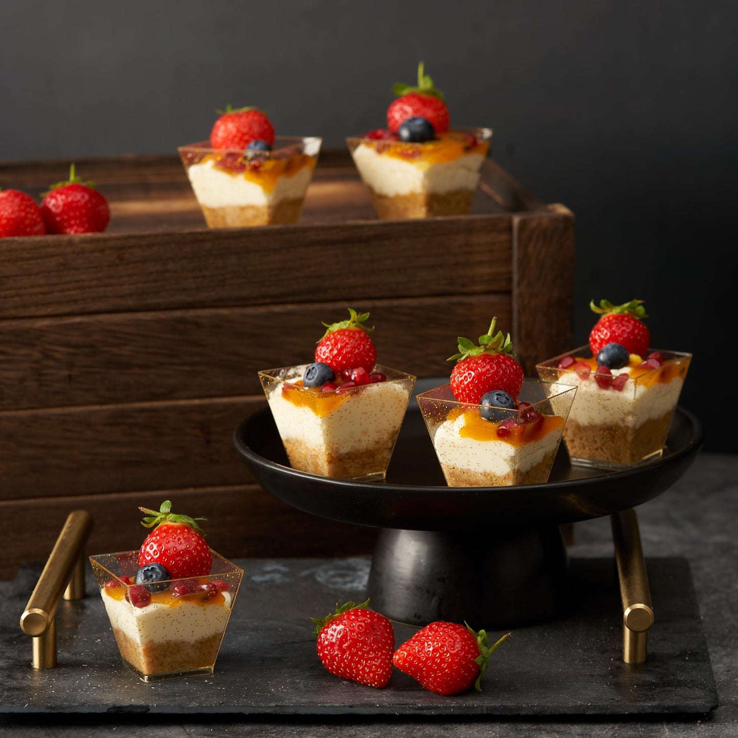 MATANA 100 Mini Plastik Dessertschalen, Dessertgläser mit Goldglitter für Partys, 60ml - Kleine Dessert Fingerfood Schalen, Gold Dessertbecher, Plastikbecher Nachspeise