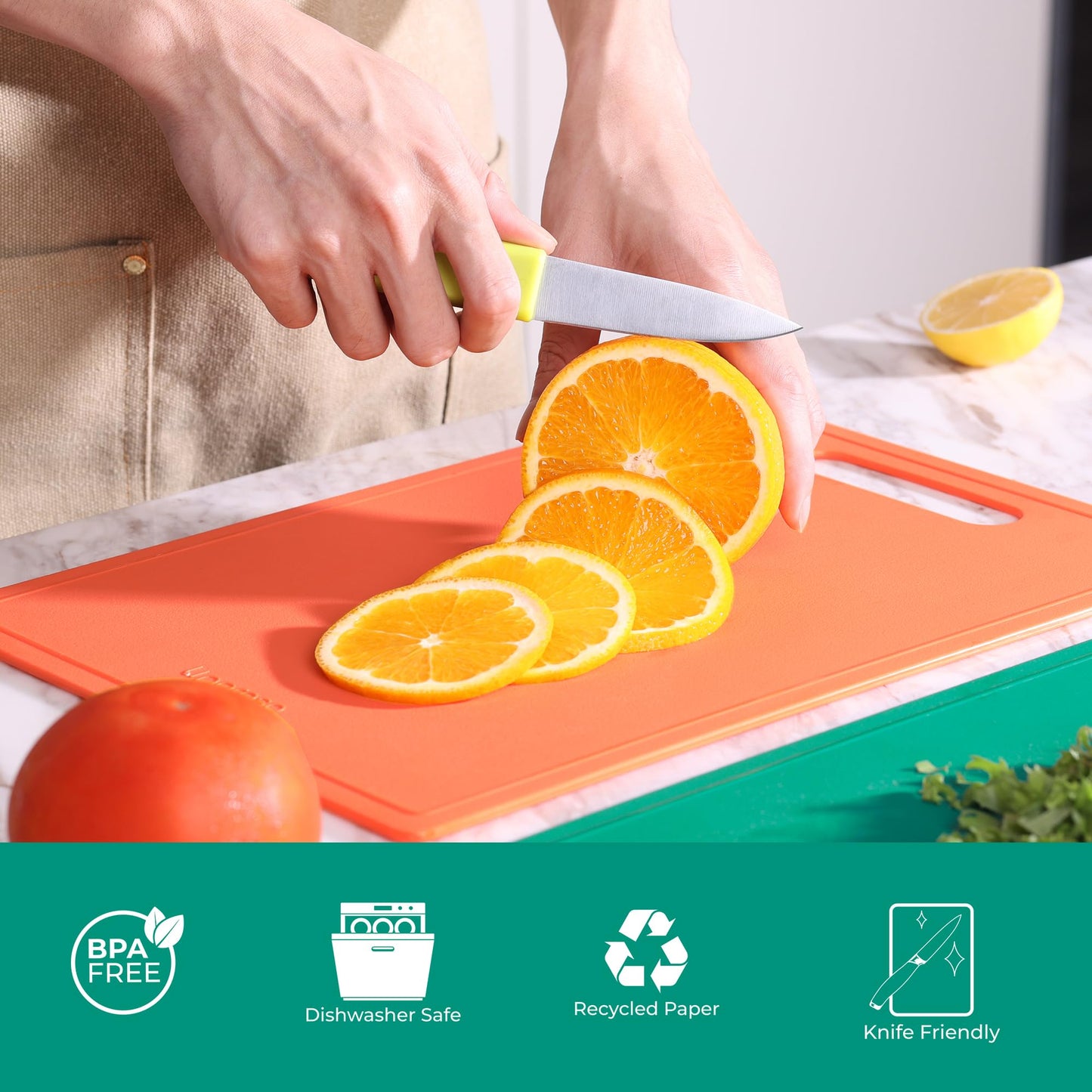 Linoroso Schneidebrett Kunststoff - BPA-frei Flexibles Frühstücksbrettchen Küchenbrett - Kratzfest, leicht und tragbar - 25x35 cm Obstbrett mit Saftschlitz Spülmaschinenfest - Orange