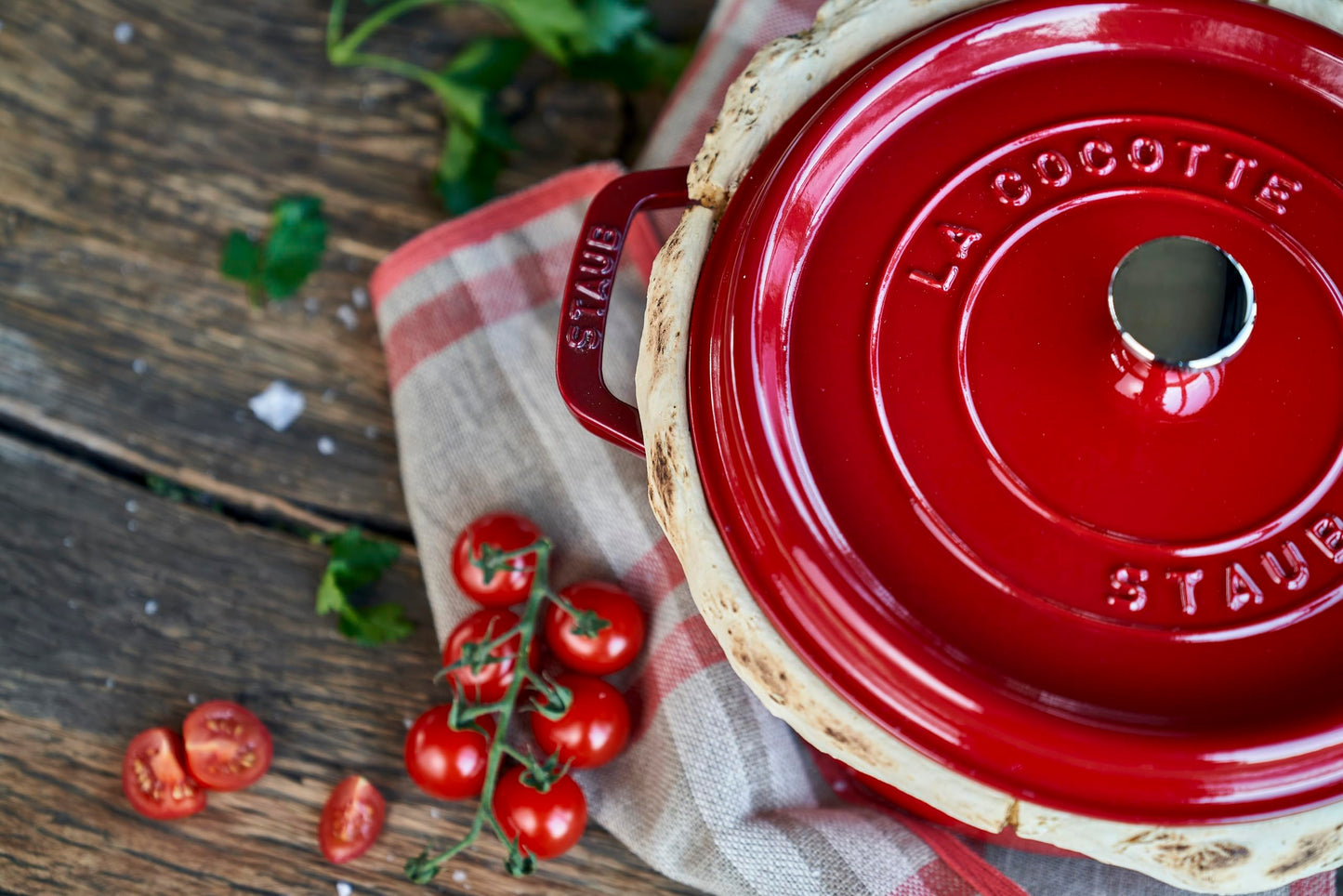 STAUB Gusseisen Bräter/Cocotte, Rund 24 cm, 3,7 L, Aromaregen Funktion für optimale Befeuchtung, Für alle Herdarten inkl. Induktion & Backofen, Kirschrot
