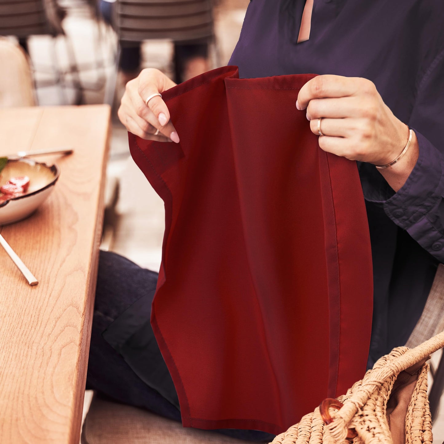 KICHLY Stoffservietten - Packung mit 24 Stück, Wiederverwendbare Stoffservietten, weich und bequem - ideal für Veranstaltungen und den regelmäßigen Gebrauch zu Hause, 100% Polyester (Rot, 43x43cm)