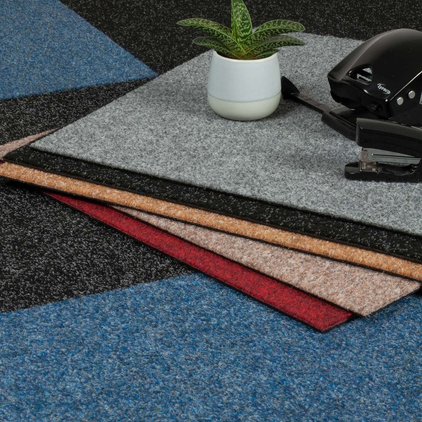 Schatex Teppichfliesen grau für Büro Teppichfliesen 50x50 selbstliegende hellgrau Nadelfilz Teppichbodenfliesen ideal als Messeteppich | (4 Fliesen = 1 m², Grau)