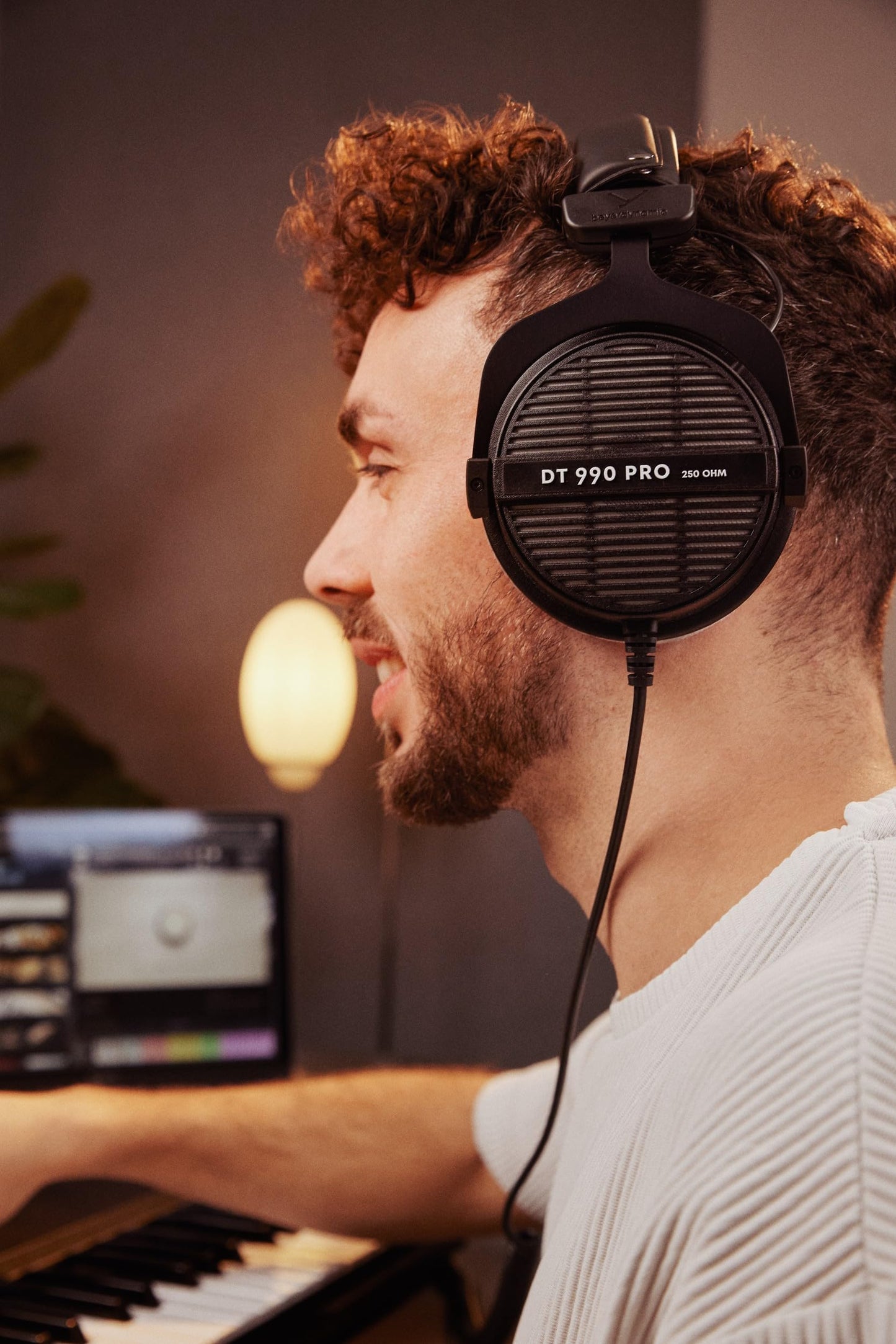 beyerdynamic DT 990 PRO einseitig kabelgebundener Over-Ear-Studiokopfhörer für Mixing, Mastering und Editing mit 250 Ohm. Made in Germany