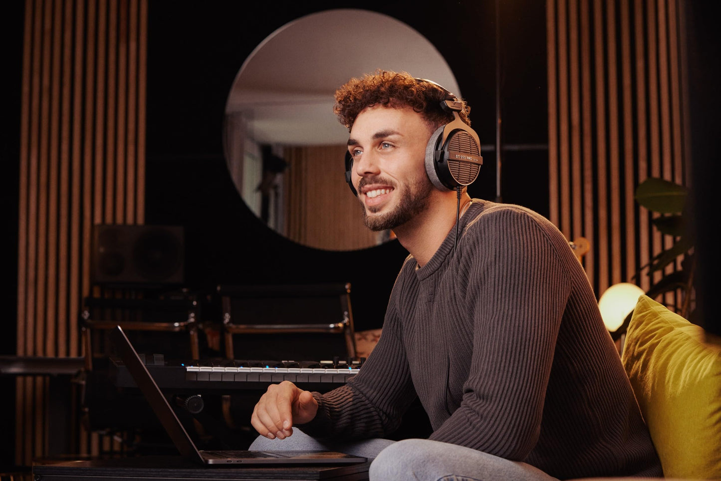 beyerdynamic DT 990 PRO einseitig kabelgebundener Over-Ear-Studiokopfhörer für Mixing, Mastering und Editing mit 250 Ohm. Made in Germany