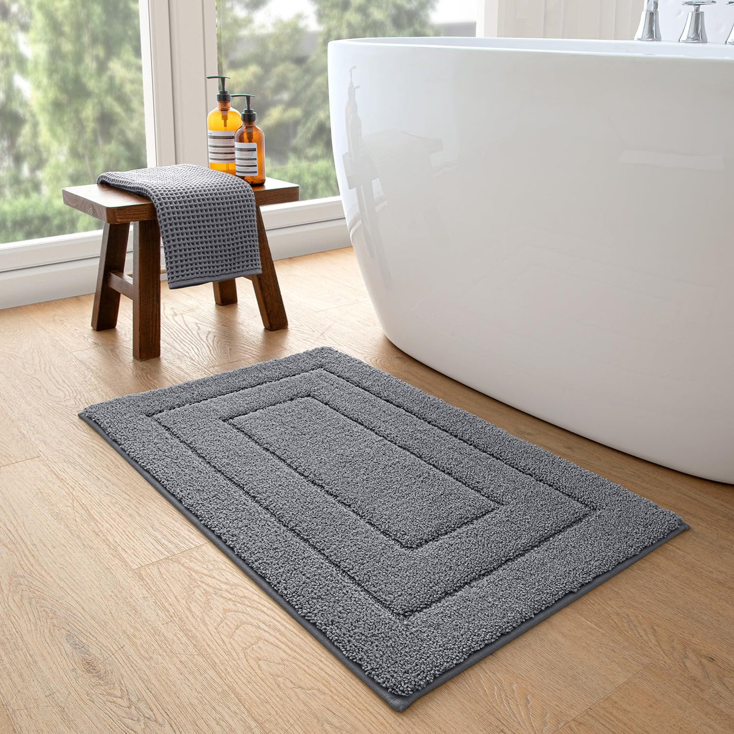 DEXI Badteppich rutschfeste,weicher Badezimmerteppich Wasserabsorbierend Badematte maschinenwaschbar Badvorleger für Dusche,Badewanne und Toilette, Grau, 40 x 60 cm