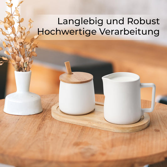 MIAMIO - Milch und Zucker Set mit Deckel und Löffel/Keramik Milchkännchen mit Holz Tablett - Mikrowellen- und Spülmaschinenfest (Weiß)
