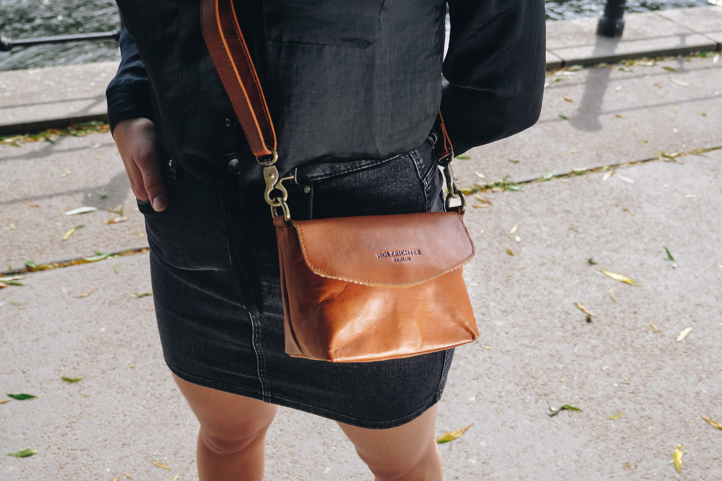 Holzrichter Berlin Umhängetasche No 1-1 (S) cognac-braun - Kleine Handtasche für Damen handgefertigt aus Premium-Leder…
