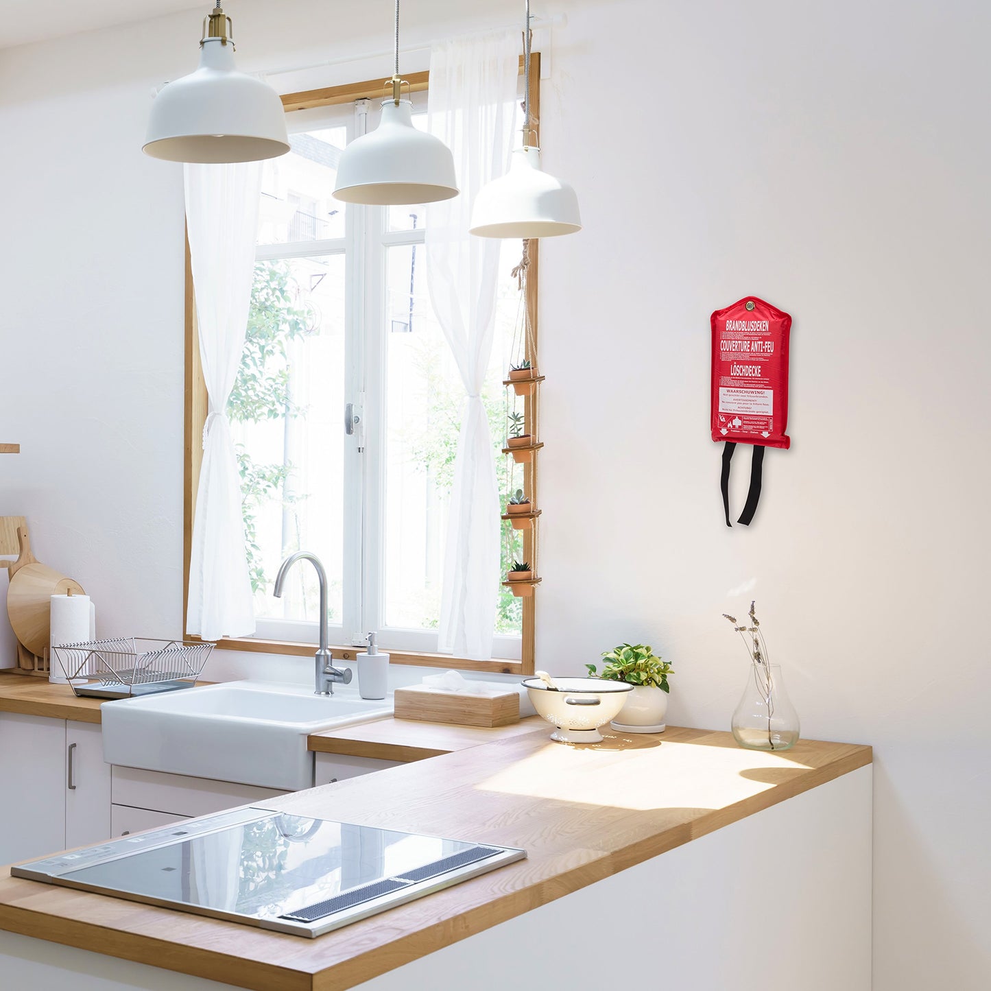 Smartwares 10.014.60 Feuerlöschdecke – 100 x 100 cm – Glasfasertuch – zur ersten Hilfe – inkl. Schutztasche mit Öse zur Aufhängung – nach EN1869:1997