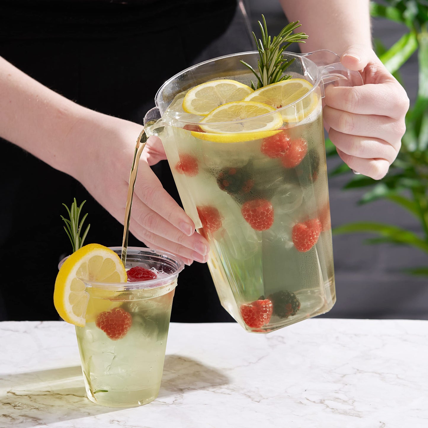 MATANA 6 Kunststoff Krüge (Durchsichtig, 1,5L) - Wasserkrug, Cocktail Krug, Saftkanne, Wasserkanne, Karaffe Plastik, Wasserkaraffe - Geburtstage, Hochzeiten, Grillpartys - Stabil & Mehrweg
