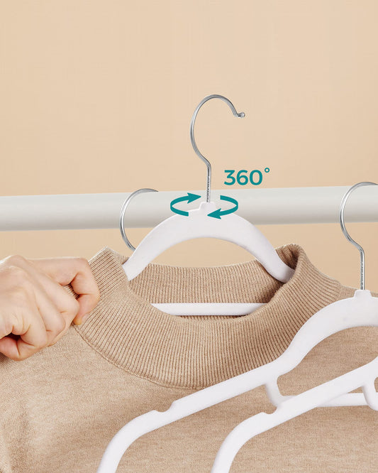 SONGMICS Kleiderbügel Samt, 50er Set, Bügel, rutschfest, kleine Stange für Krawatten, 360° drehbarer Haken, 0,6 cm dick, platzsparend, 43,5 cm lang, für Mäntel, Hosen, Silber-Weiß CRF020W02