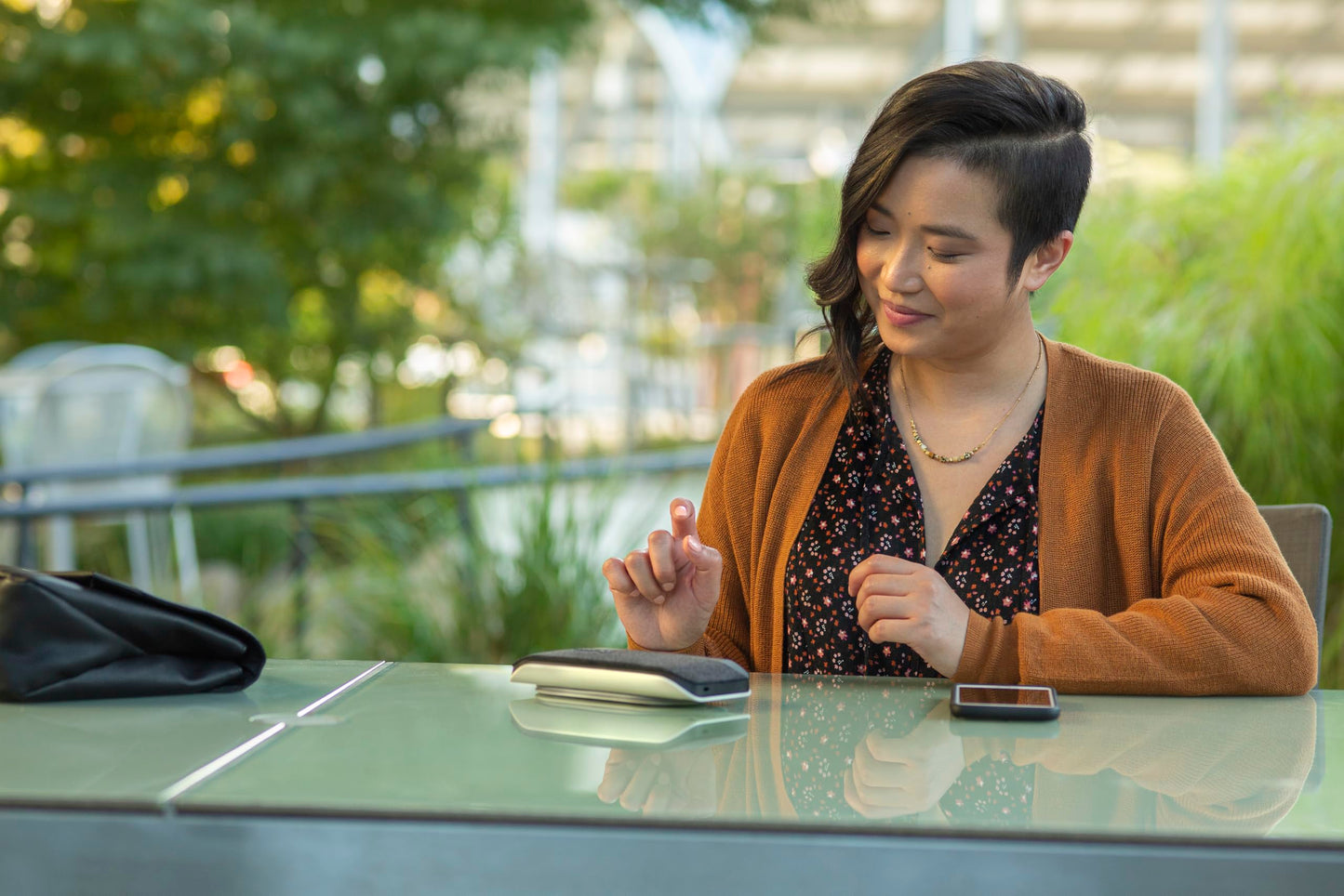 Poly Sync 20 Persönlicher, tragbarer Smart-Konferenzlautsprecher (Plantronics), USB-C, bis 20 Std Akkulaufzeit, Echo-/Rauschunterdrückung, Kompatibel: Teams (zertifiziert), Zoom, PC, Mobiltelefon
