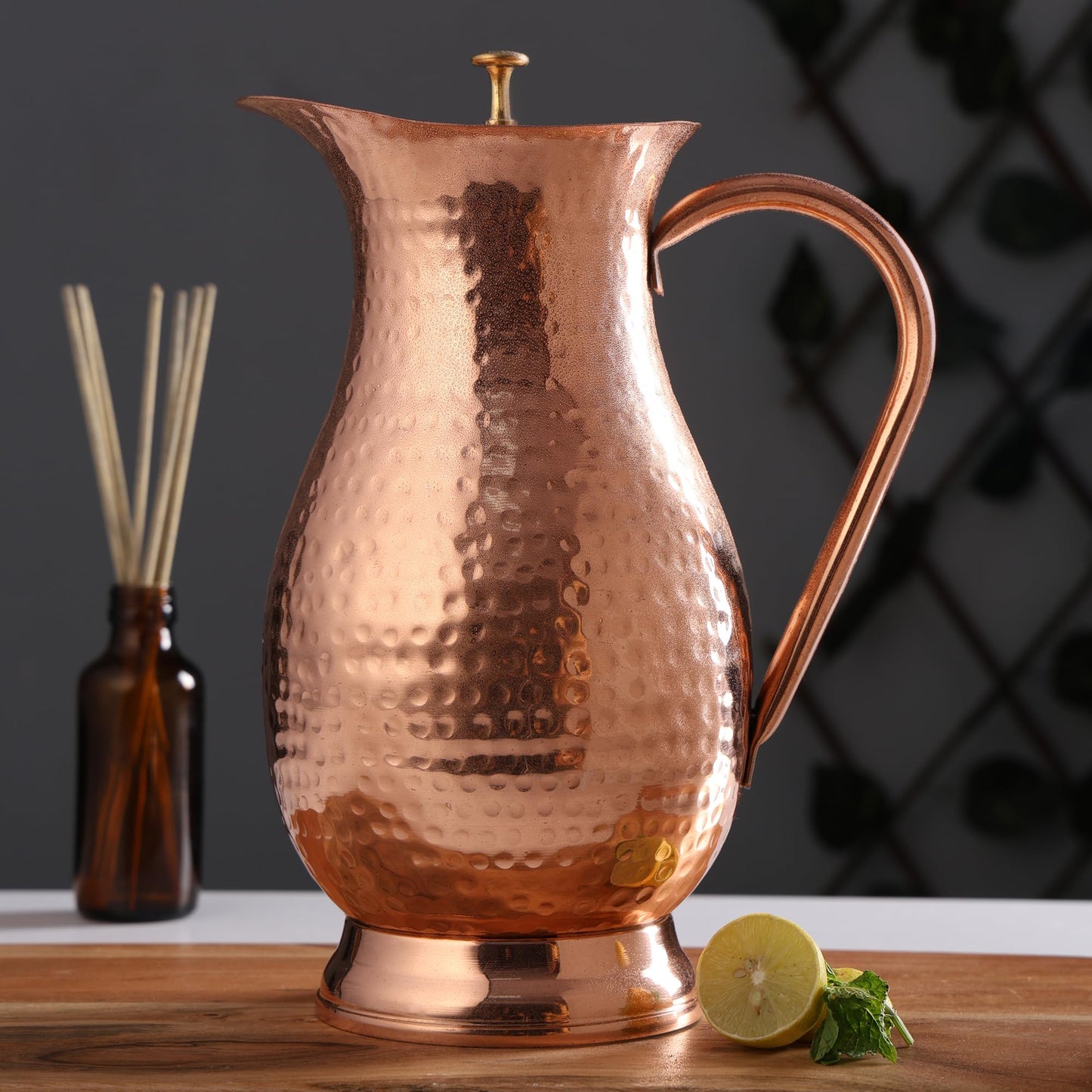 Krug aus reinem Kupfer mit Deckel, großer, gehämmerter Wasserkrug aus massivem Kupfer, Fassungsvermögen 60 oz/1800 ml, Kupferkaraffe für Zuhause, Hotels und Restaurants