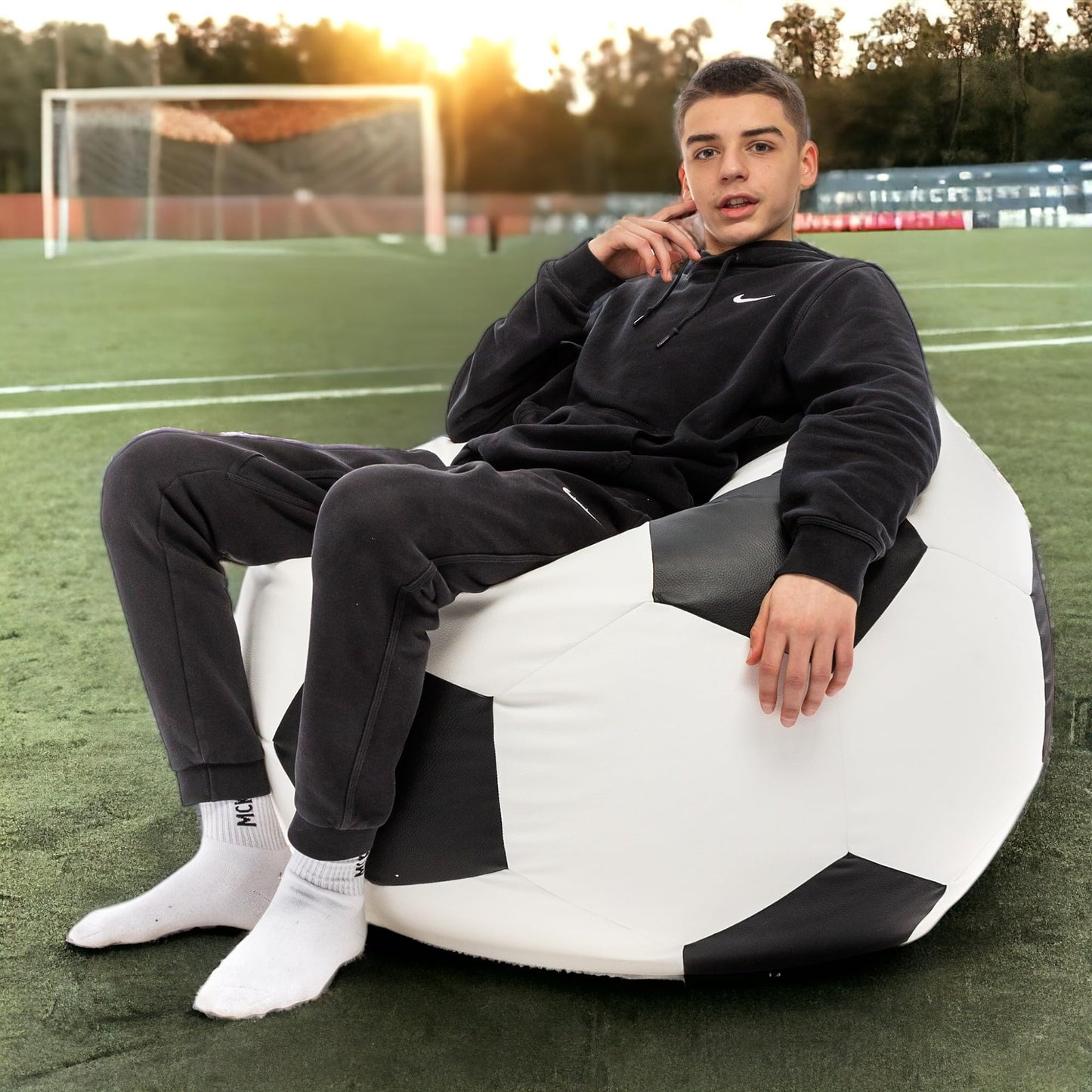 Ecopuf Fußball Sitzsack L für Kinder & Erwachsene – aus Kunstleder mit EPS-Perlenfüllung, bequemes Gaming-Sitzkissen mit reißfesten Nähten, Bean Bag für Fußballfans