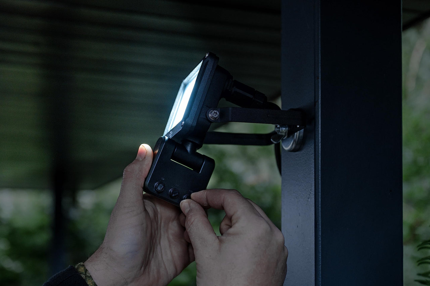 Brennenstuhl LED Strahler JARO 1060 P (LED Wandstrahler für außen IP65, 10W, 1150lm, 6500K, mit Bewegungsmelder und Dämmerungssensor)