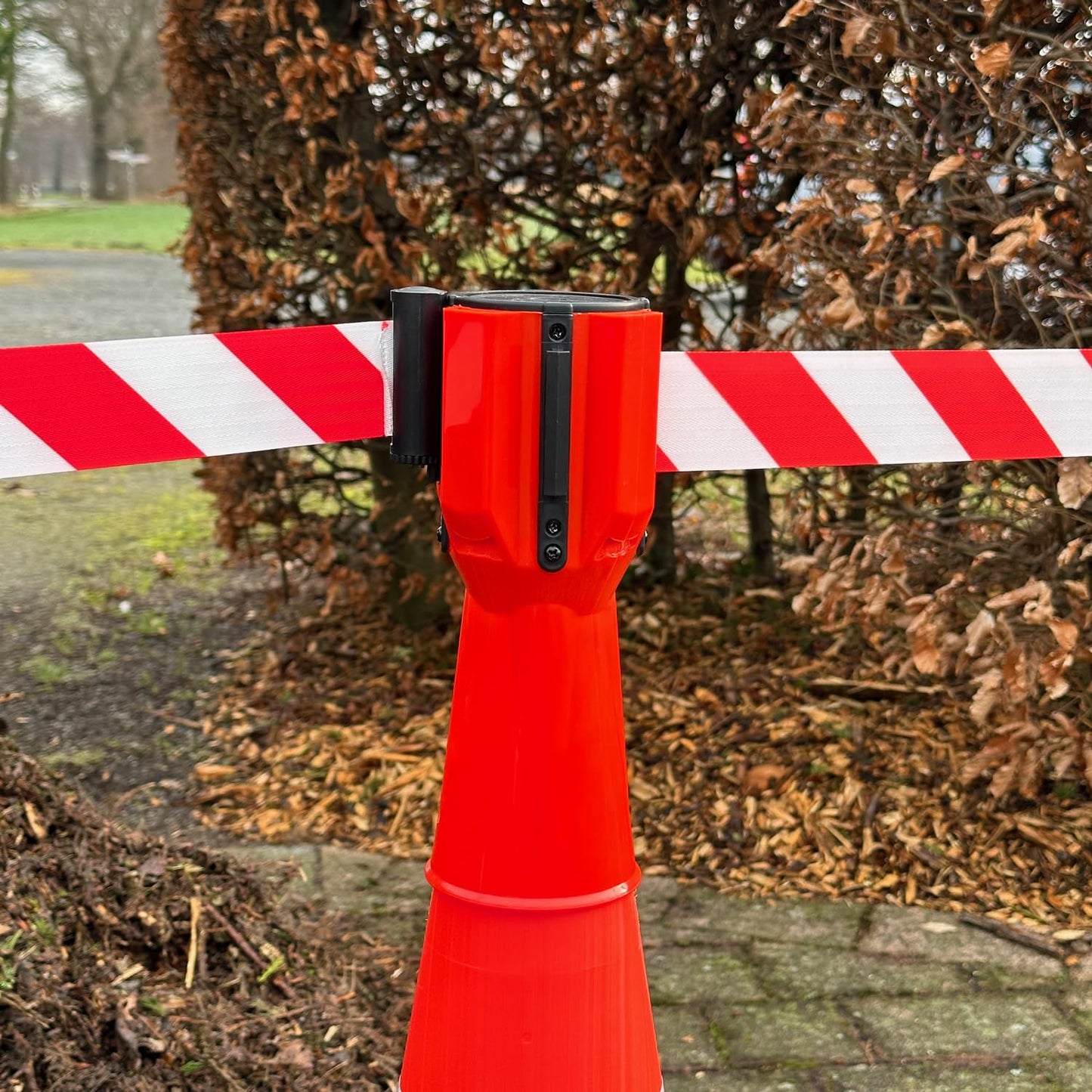 Absperrband, Absperrgurt für Pylonen bis 5 Meter ausziehbar UvV-Conny Kegelaufsatz - Erhältlich in den Farben gelb und rot (Rot mit 5 Meter Gurtband + 1 x 75cm Bigfoot Kegel)