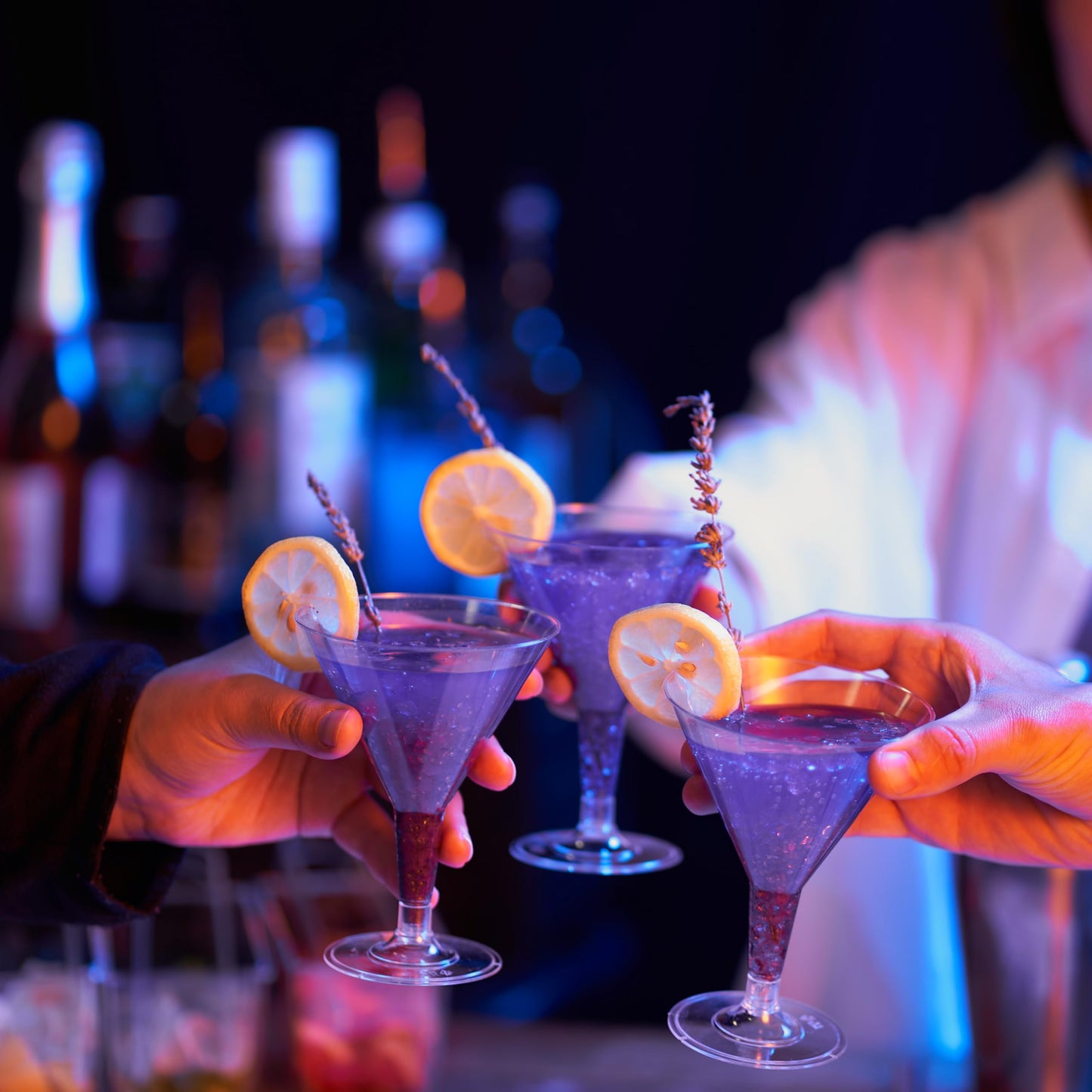 MATANA 48 Plastik Cocktailgläser mit Goldglitter, Martini Gläser Kunststoff, 210ml - Mehrweg Plastikbecher - Margarita Gläser, Cocktail Becher für Partys, Geburtstagen, Hochzeiten